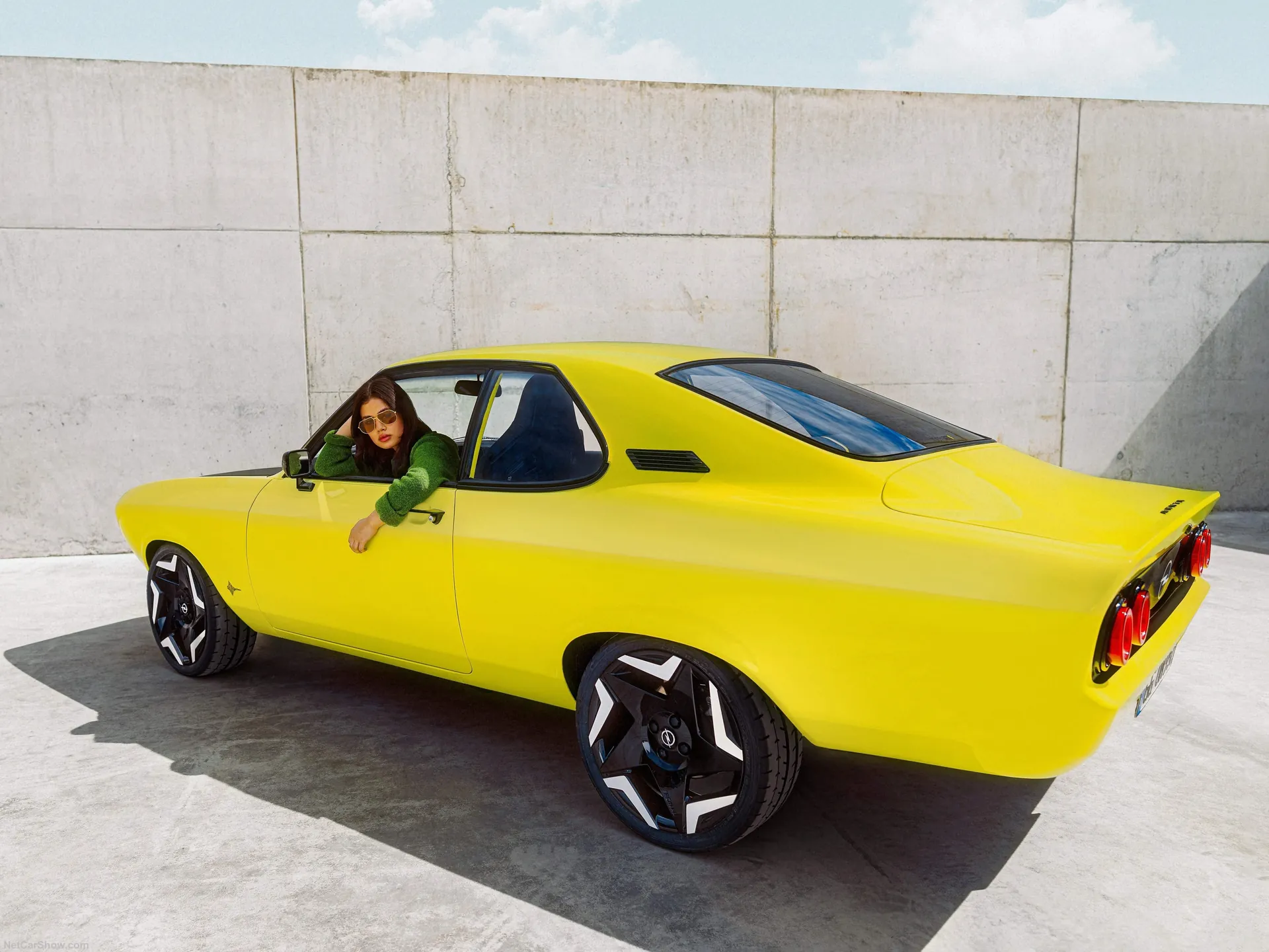 Opel Manta GSe ElektroMOD Concept (2021) – zadní tříčtvrteční pohled