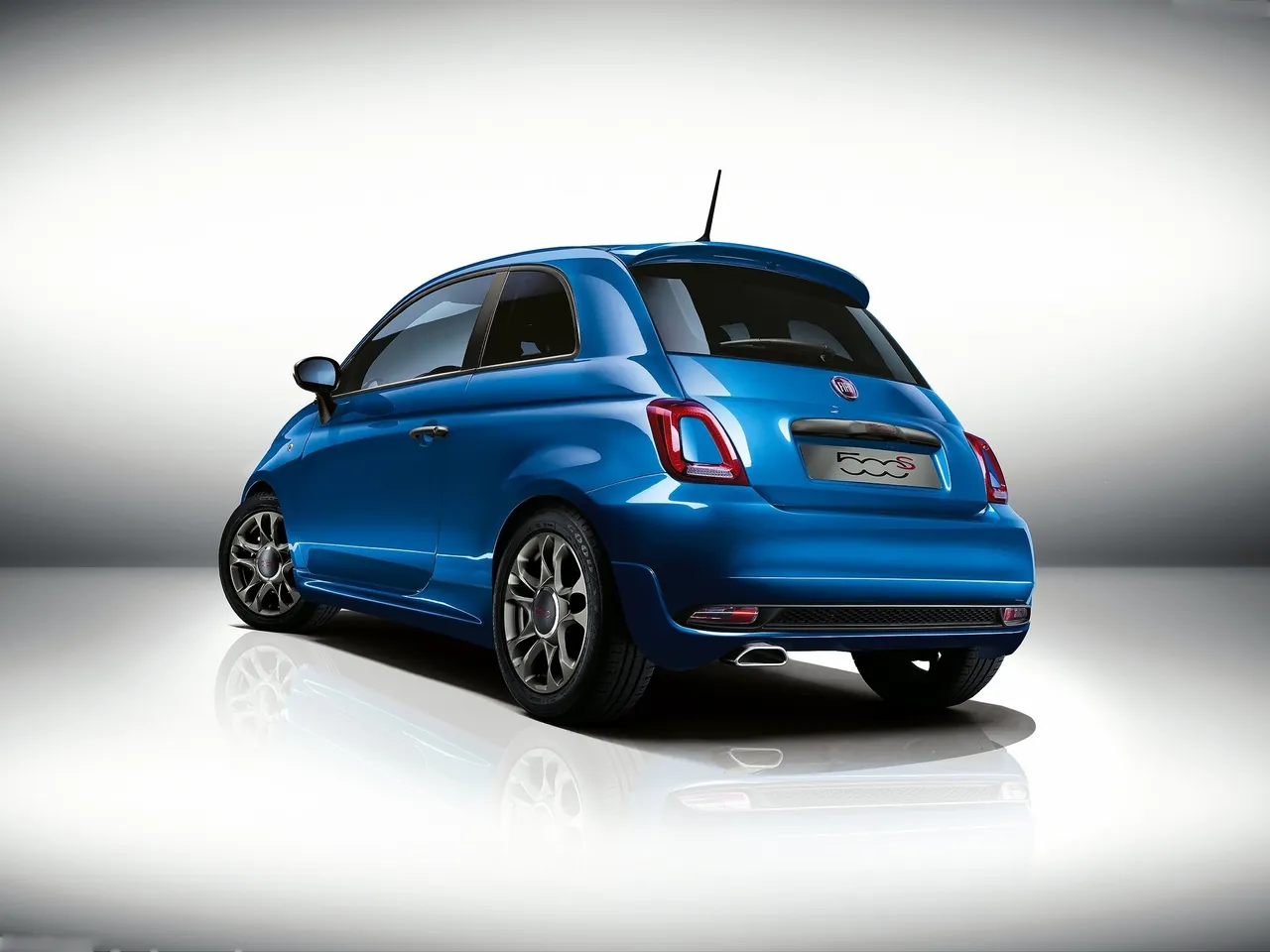 Fiat 500S (2017) – zadní tříčtvrteční pohled
