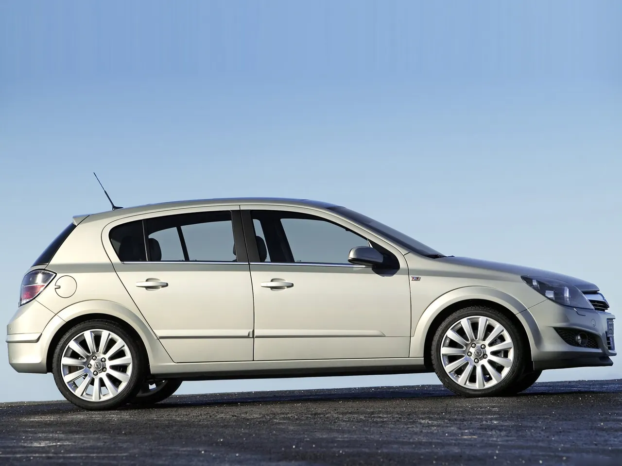 Opel Astra (2007) – boční profil