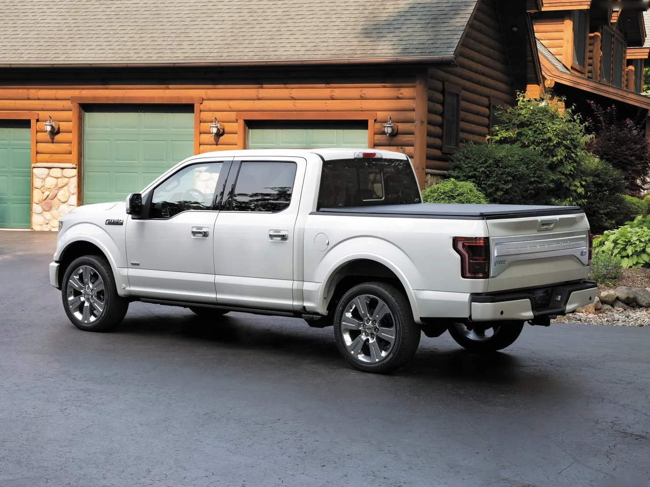 Ford F-150 Limited (2016) – zadní tříčtvrteční pohled