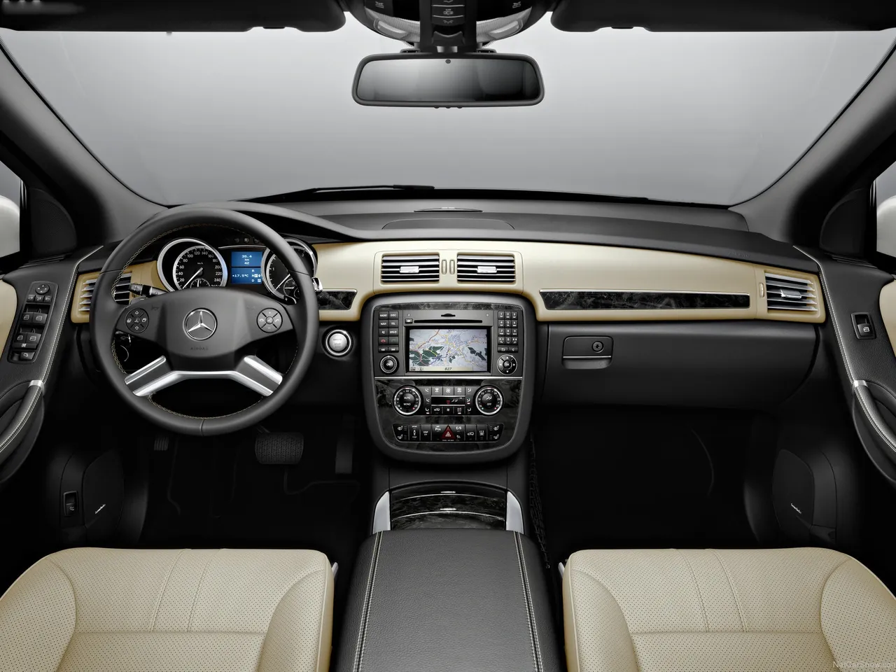 Mercedes-Benz R-Class (2011) – interiér