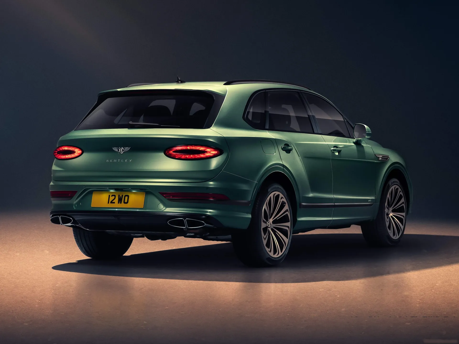 Bentley Bentayga (2021) – zadní tříčtvrteční pohled