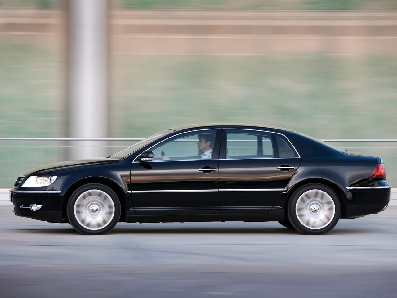 Volkswagen Phaeton (2008) - Side Profile