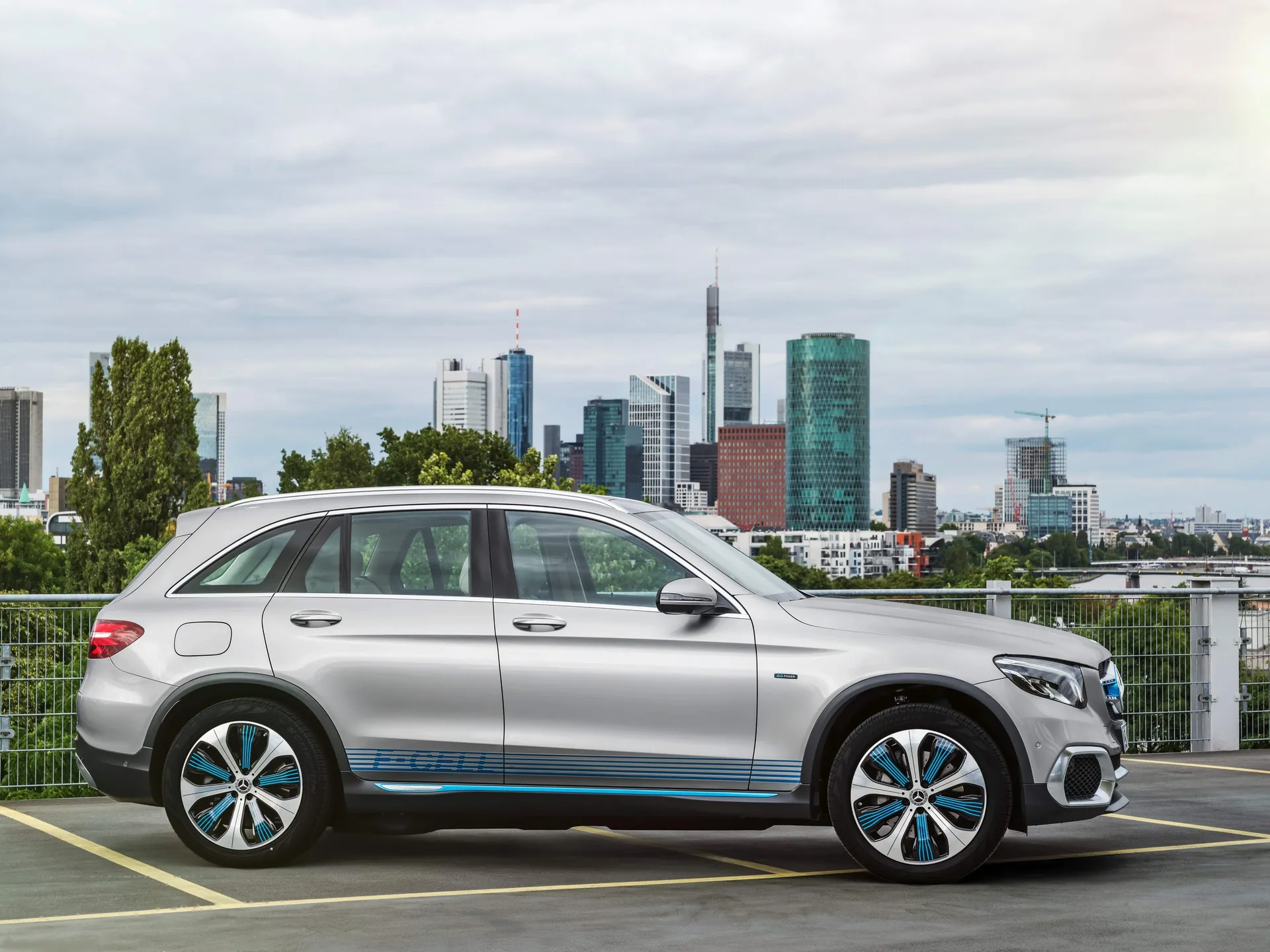 Mercedes-Benz GLC F-Cell Concept (2017) - Side Profile