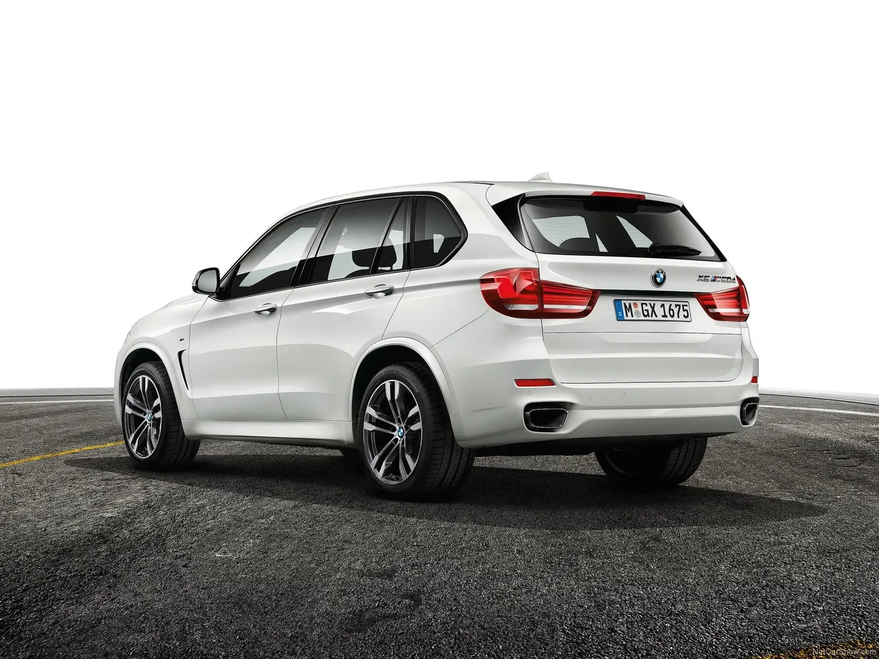 BMW X5 M50d (2014) – zadní tříčtvrteční pohled