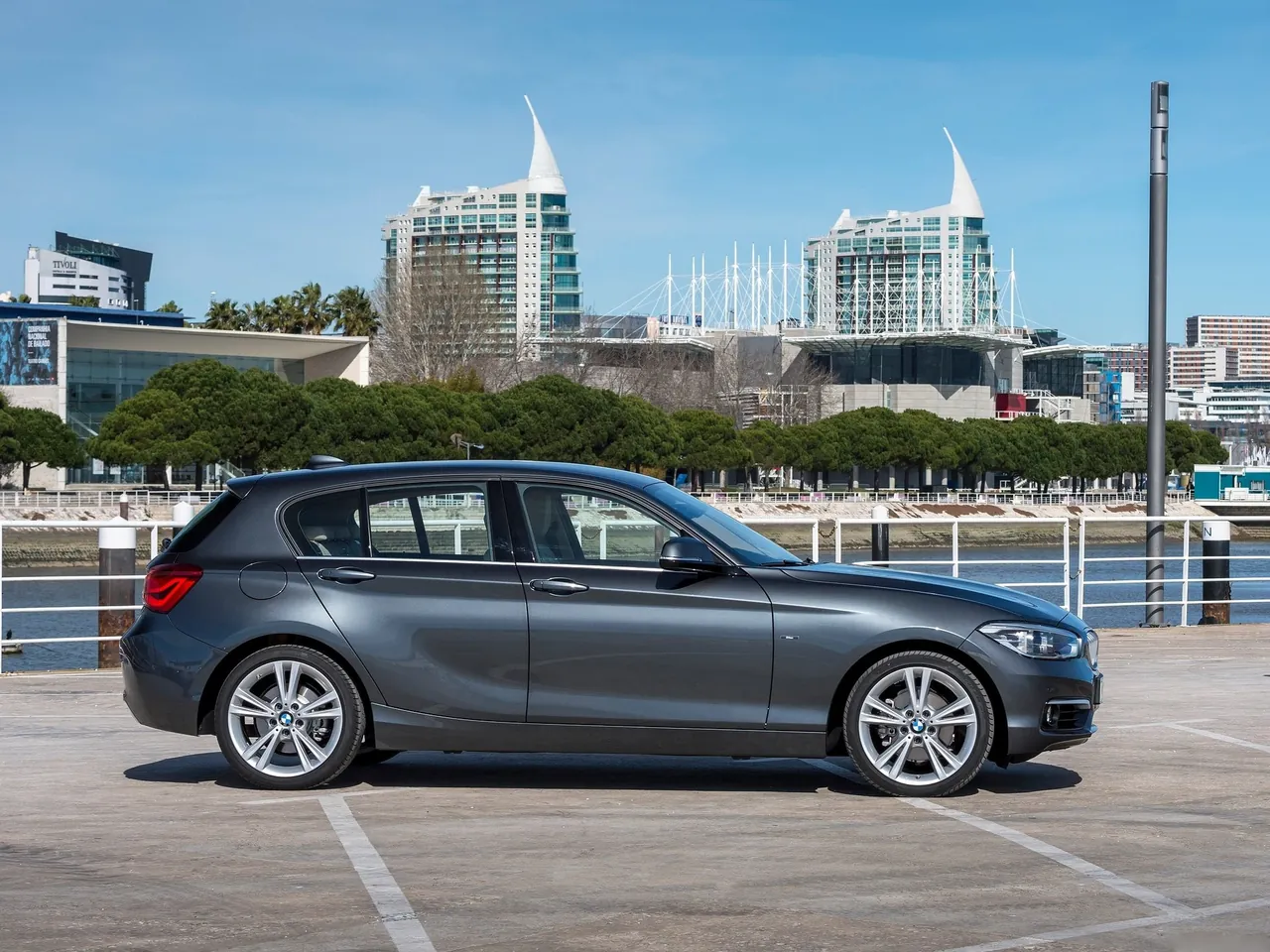 BMW 1-Series Urban Line (2016) – boční profil