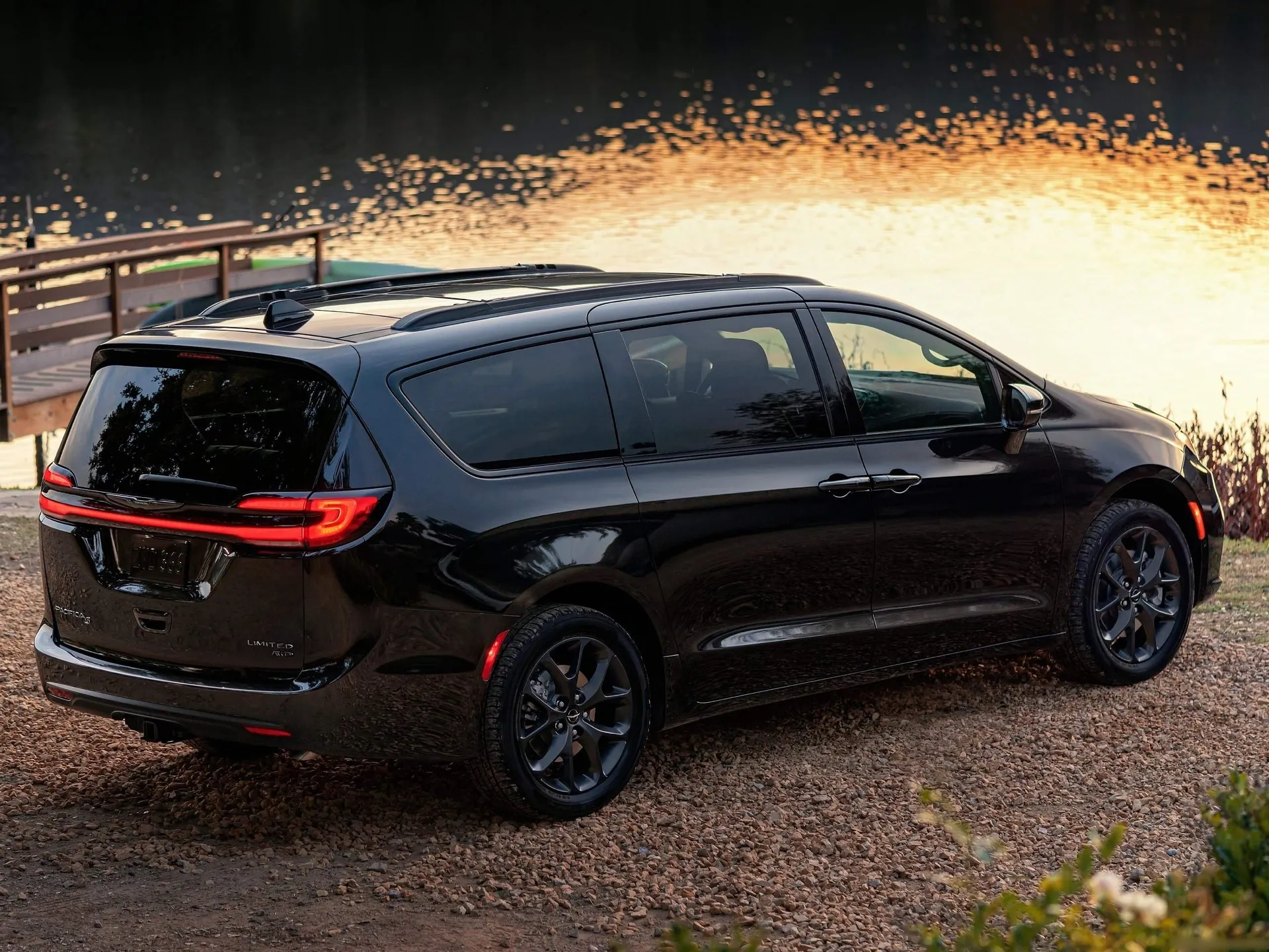 Chrysler Pacifica (2021) – zadní tříčtvrteční pohled