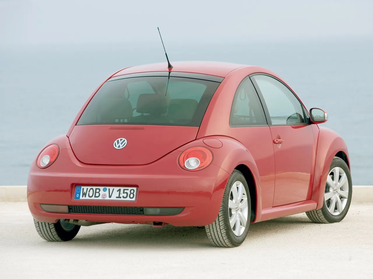 Volkswagen New Beetle (2005) – zadní tříčtvrteční pohled