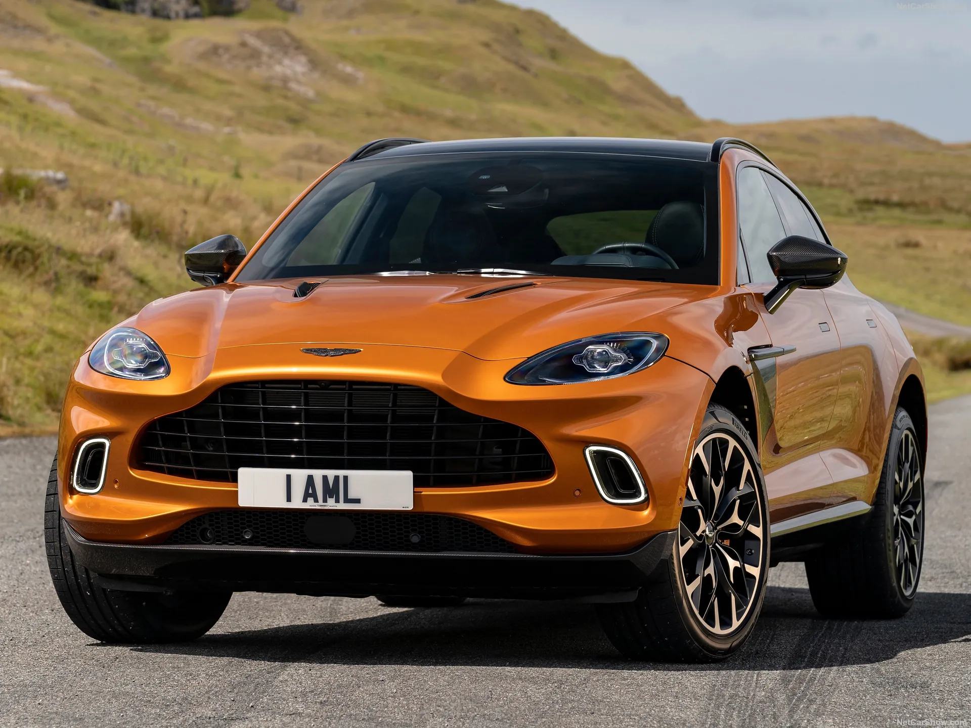 Aston Martin DBX Golden Saffron (2021)