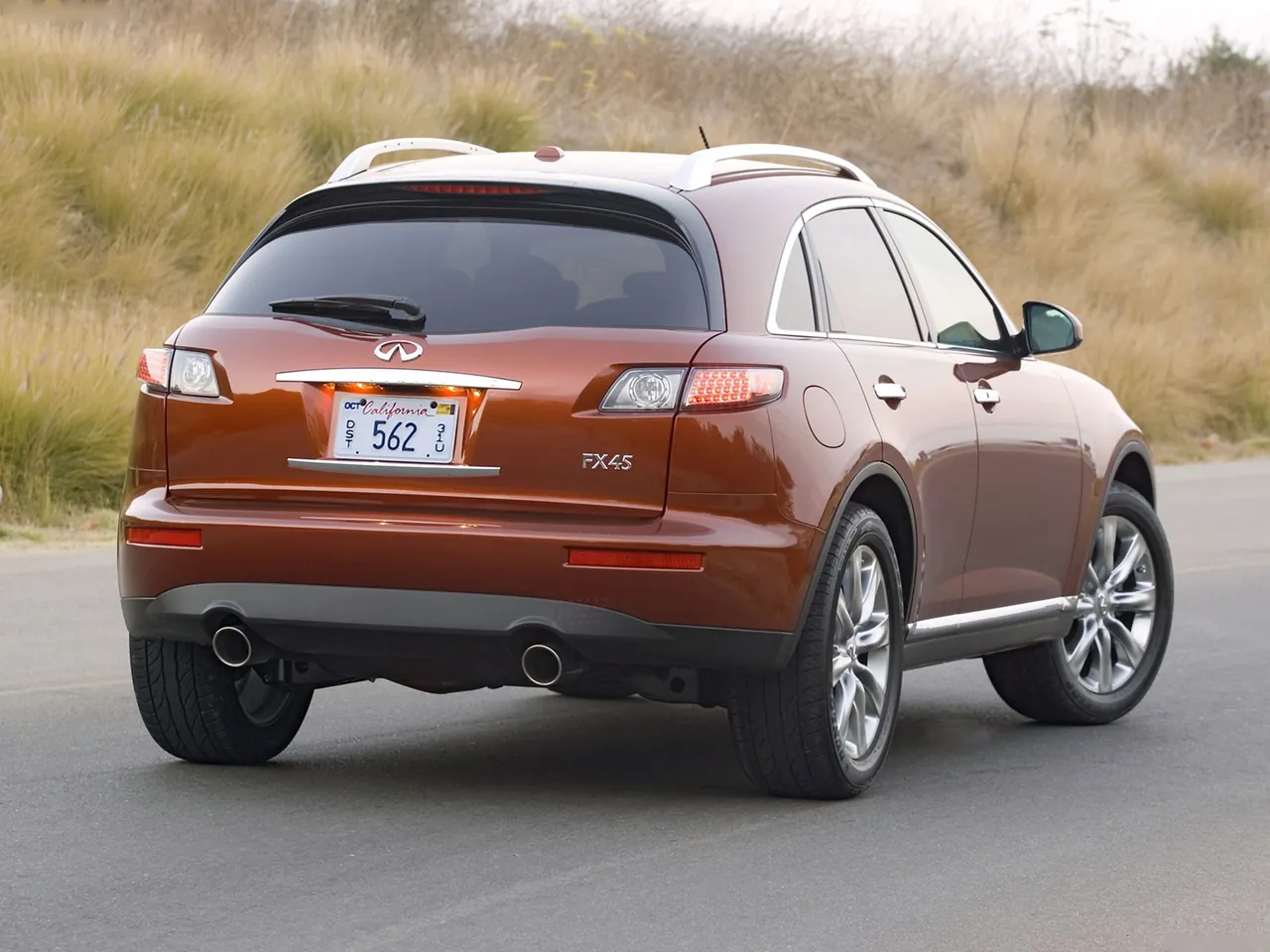 Infiniti FX45 (2006) – zadní tříčtvrteční pohled