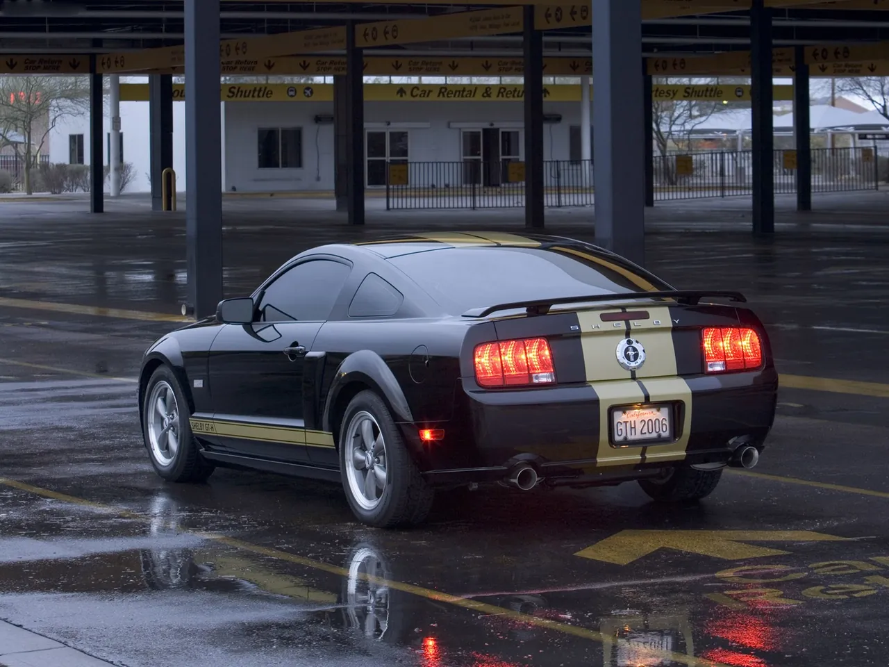 Ford Mustang Shelby GT-H (2006) – zadní tříčtvrteční pohled