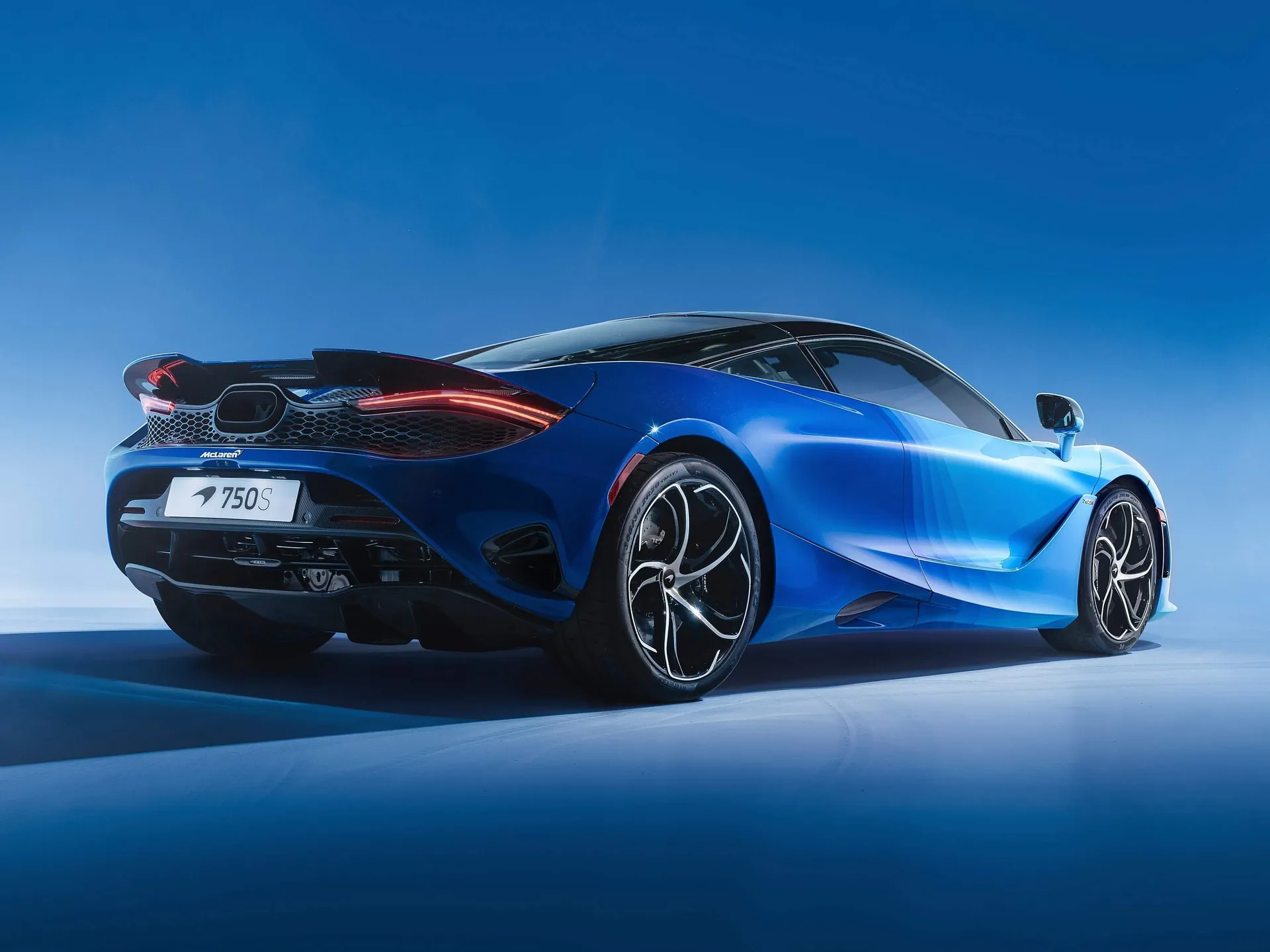 McLaren 750S Spectrum Theme by MSO (2024) – zadní tříčtvrteční pohled