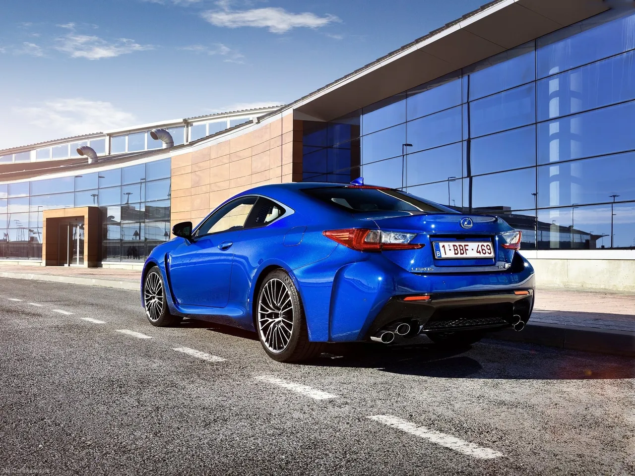 Lexus RC F (2015) – zadní tříčtvrteční pohled