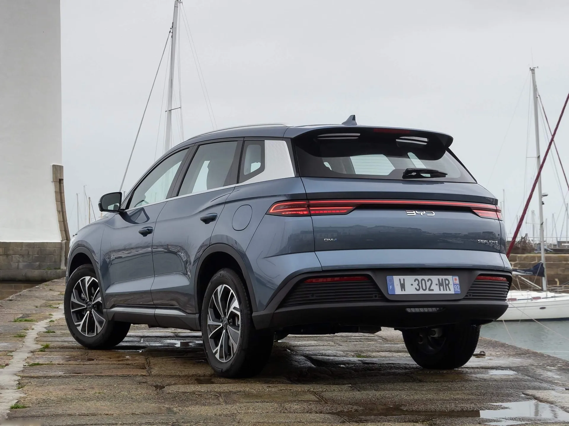 BYD Sealion 5 DM-i (2026) – zadní tříčtvrteční pohled
