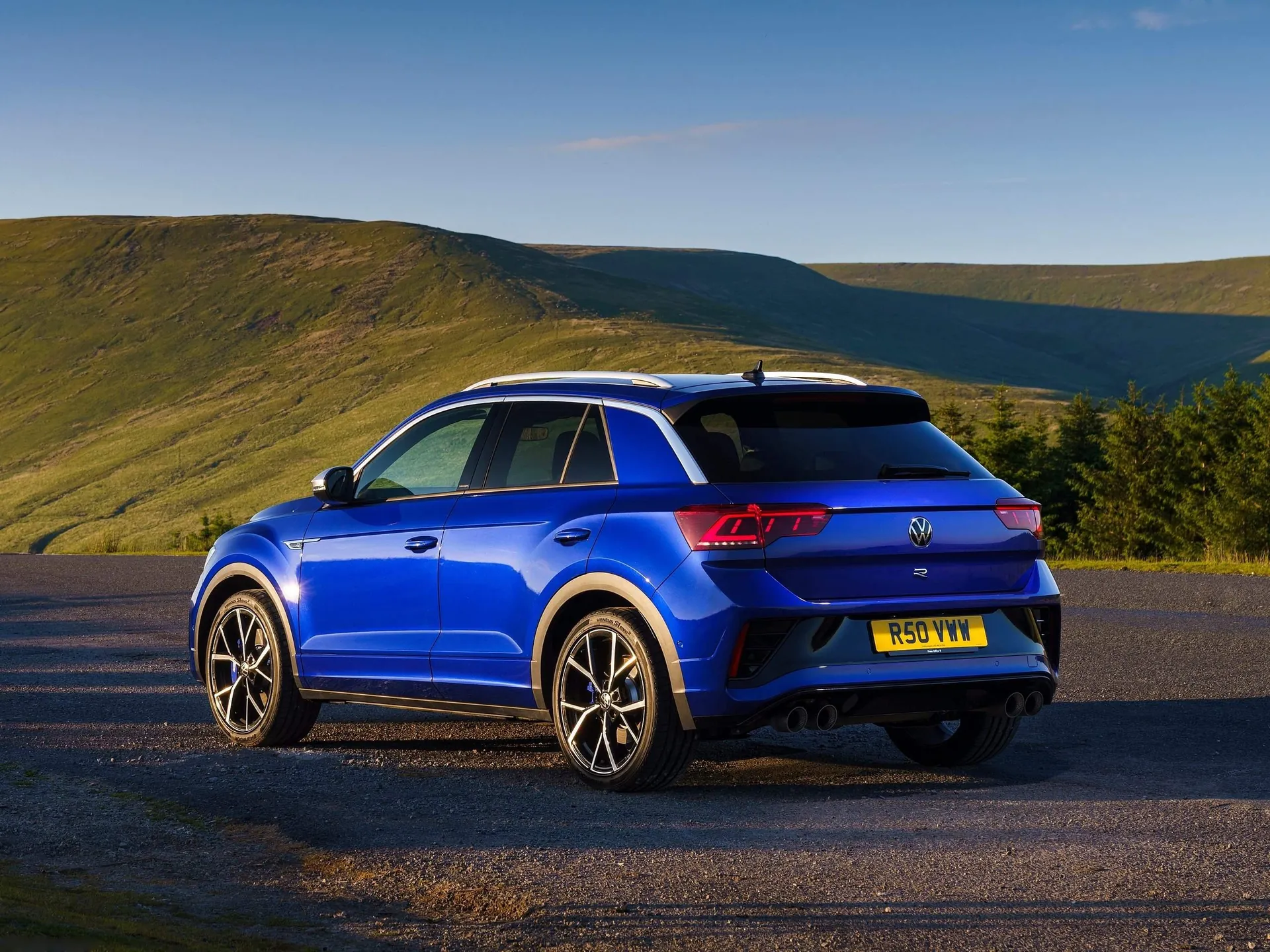 Volkswagen T-Roc R [UK] (2022) – zadní tříčtvrteční pohled