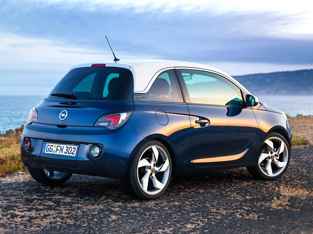 Opel Adam (2013) – zadní tříčtvrteční pohled