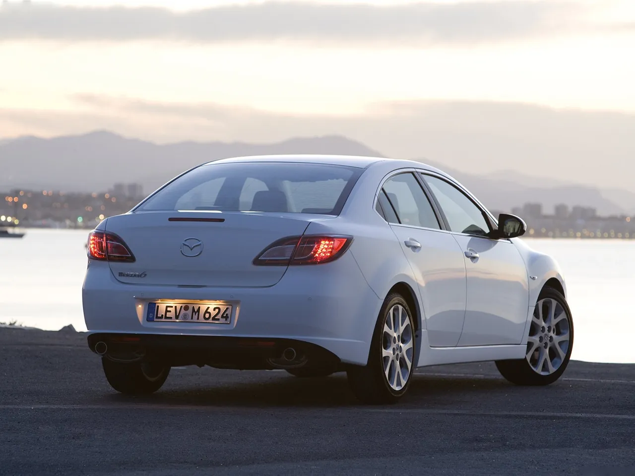 Mazda 6 Sedan (2008) – zadní tříčtvrteční pohled