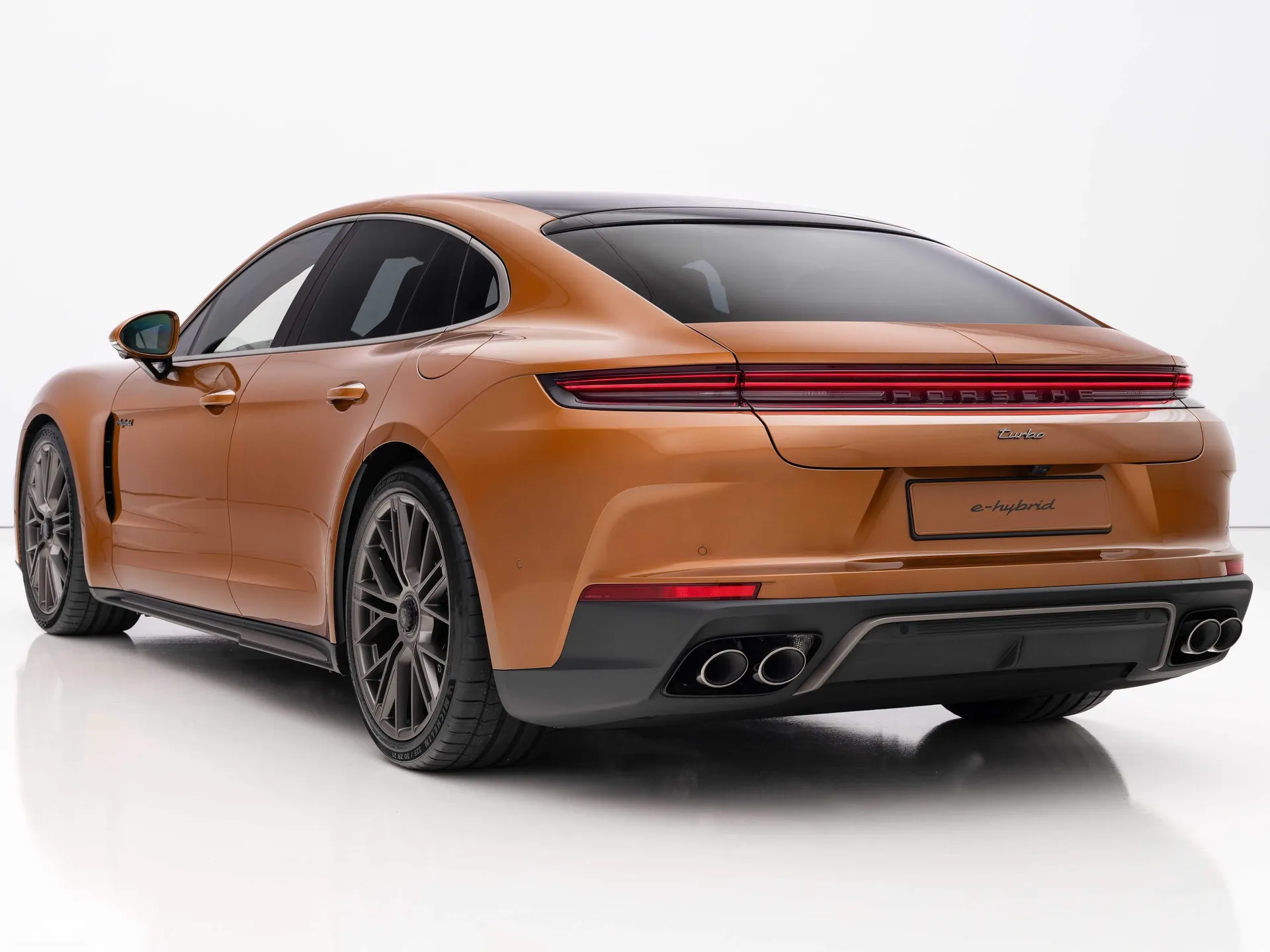 Porsche Panamera Turbo E-Hybrid (2024) – zadní tříčtvrteční pohled