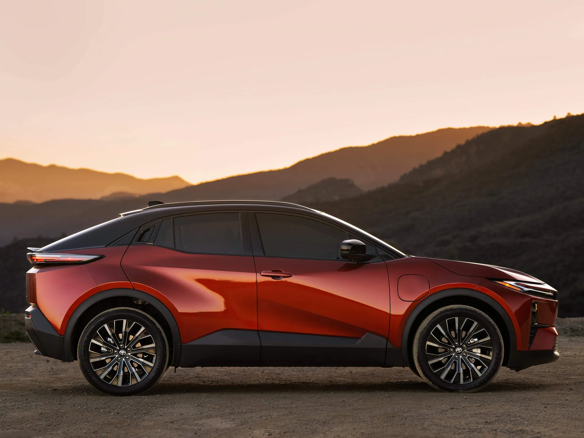Toyota C-HR BEV [US] (2026) – boční profil