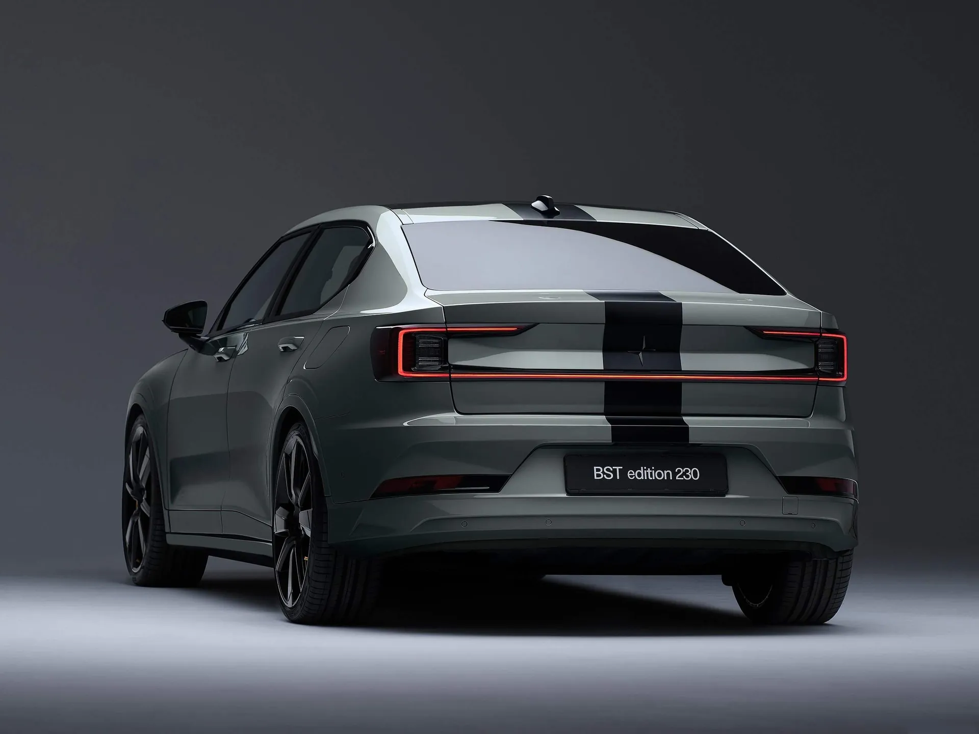 Polestar 2 BST edition 230 (2023) – zadní tříčtvrteční pohled