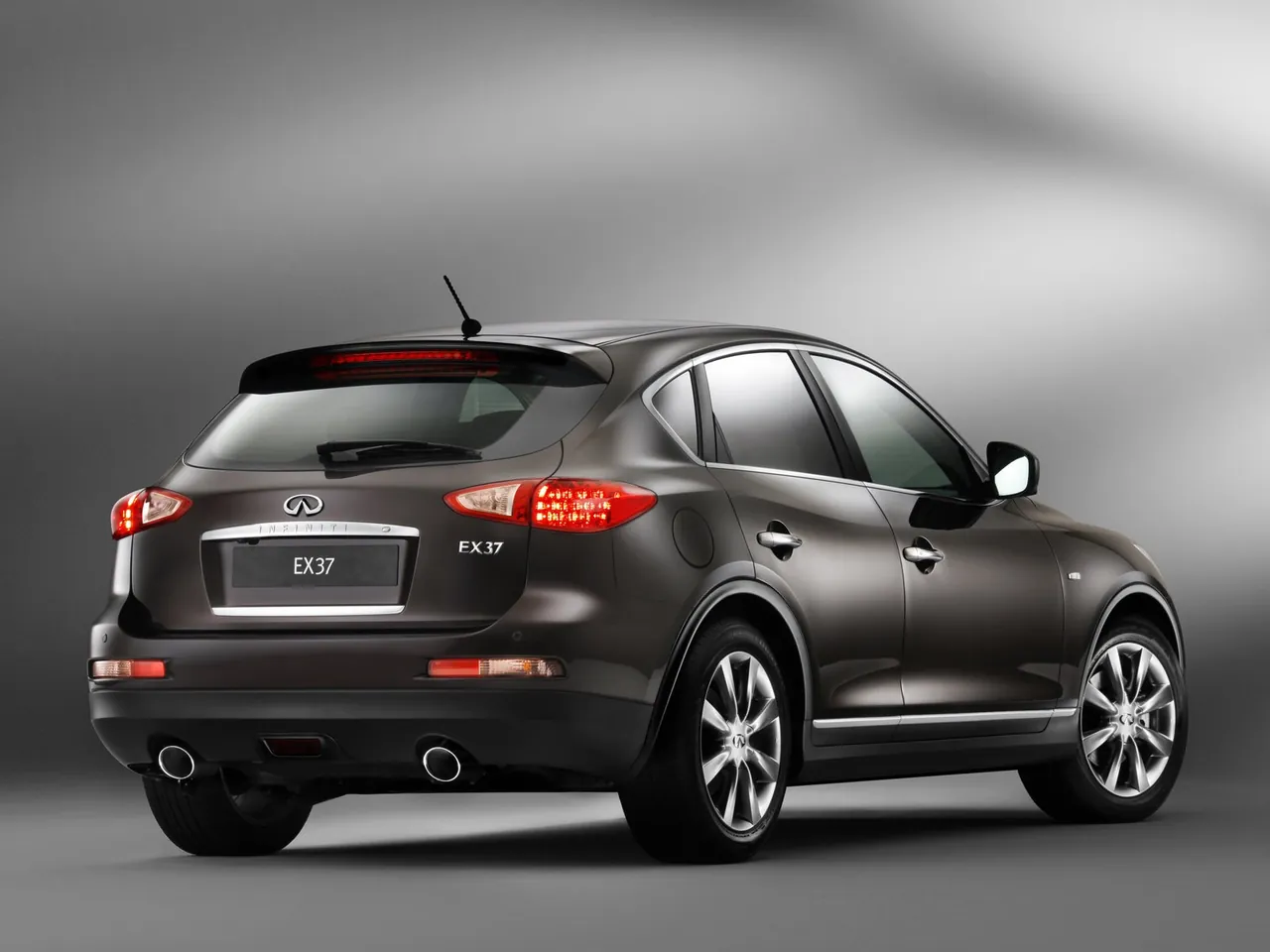 Infiniti EX37 (2009) – zadní tříčtvrteční pohled