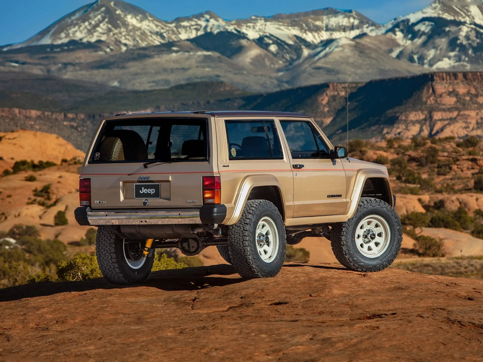Jeep XJ Pioneer Concept (2026) – zadní tříčtvrteční pohled
