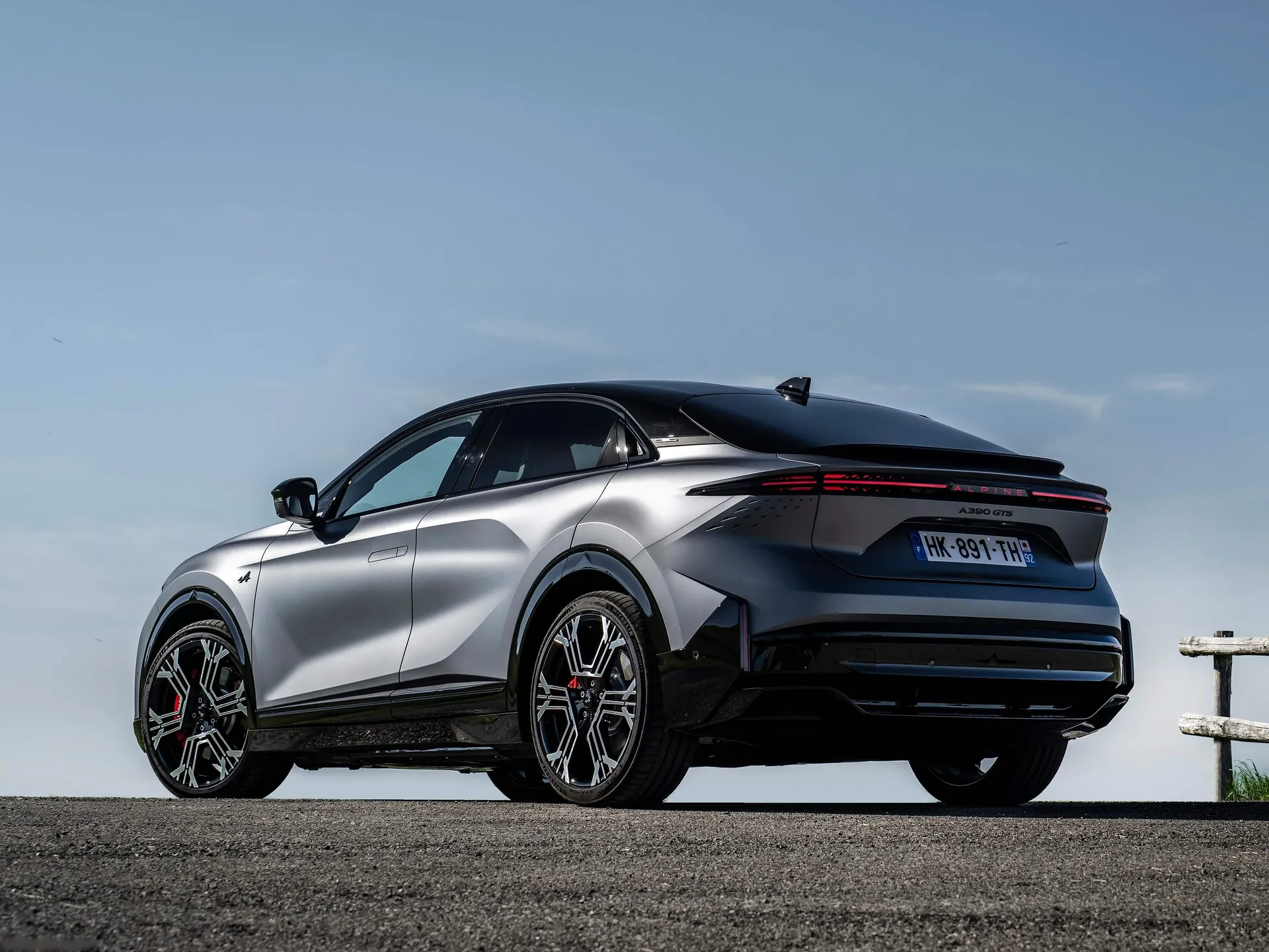Alpine A390 GTS (2026) – zadní tříčtvrteční pohled