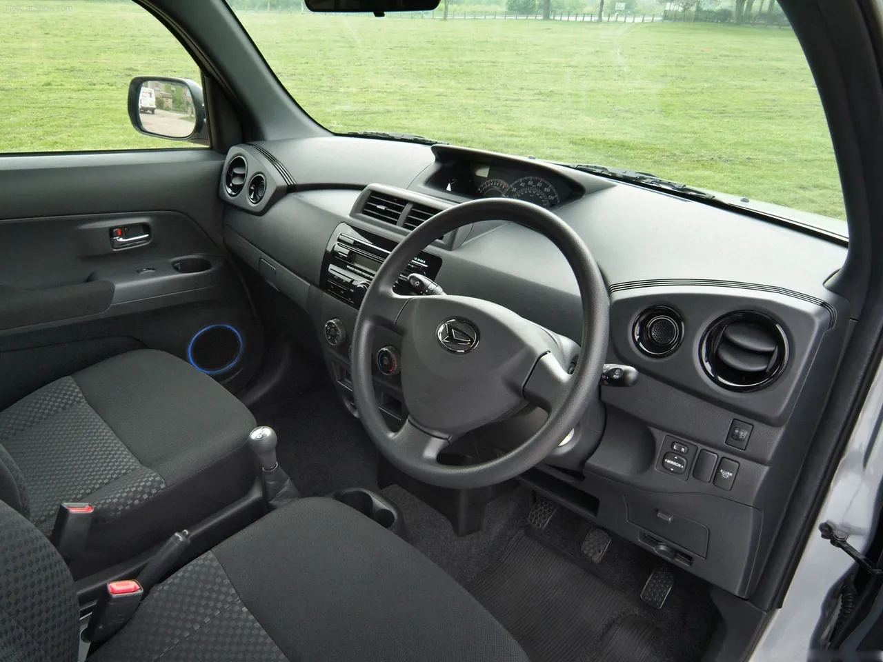 Daihatsu Materia (2008) – interiér