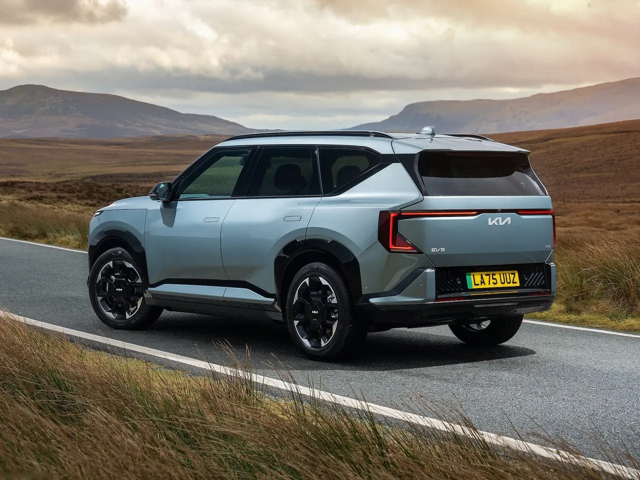 Kia EV5 [UK] (2026) – zadní tříčtvrteční pohled