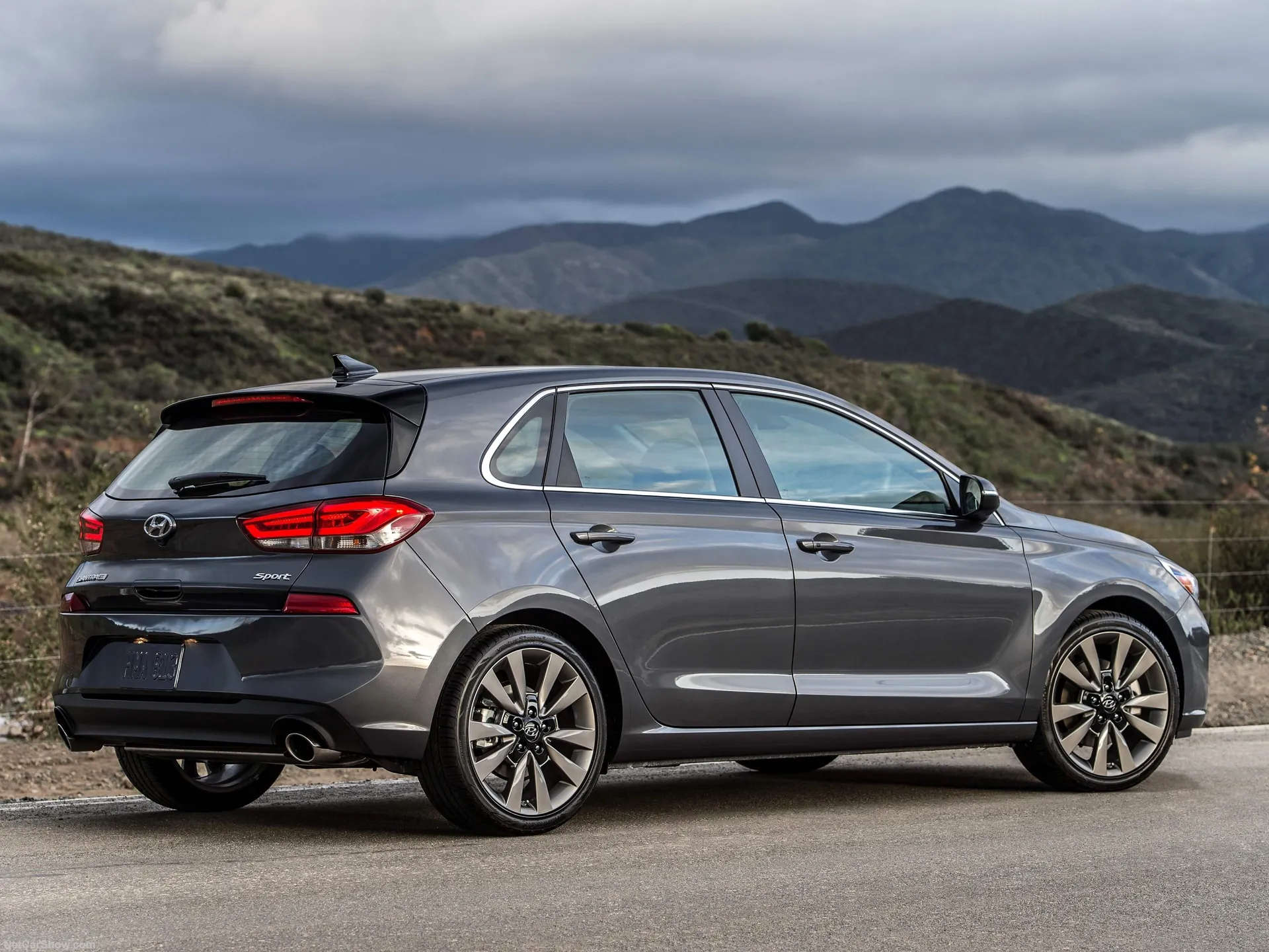 Hyundai Elantra GT (2018) – zadní tříčtvrteční pohled
