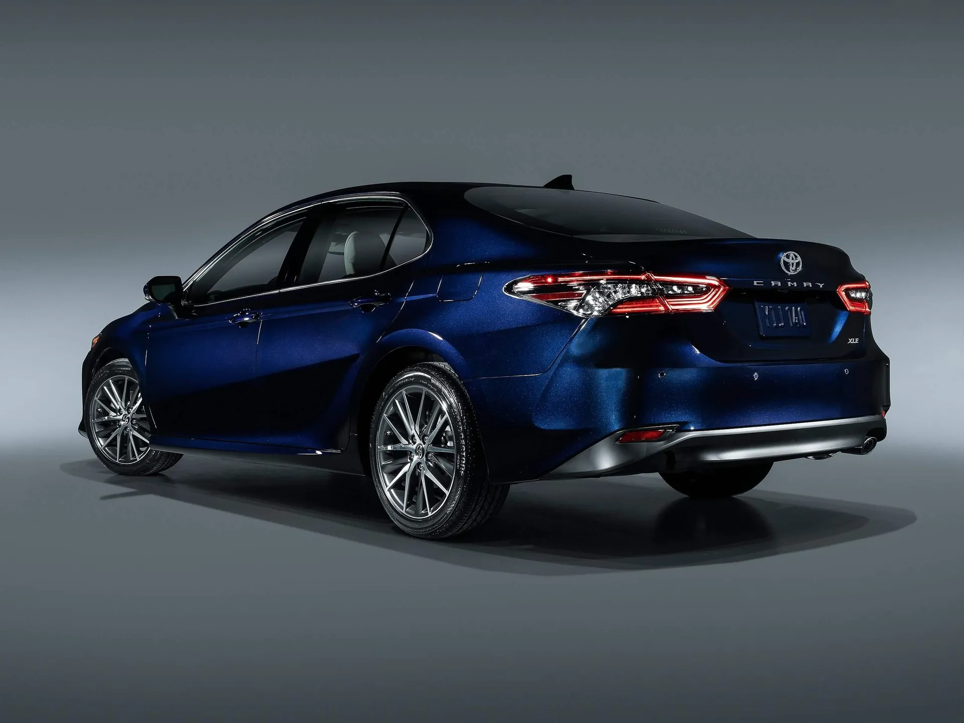Toyota Camry (2021) – zadní tříčtvrteční pohled