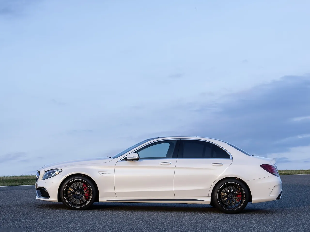 Mercedes-Benz C63 AMG (2015) – boční profil