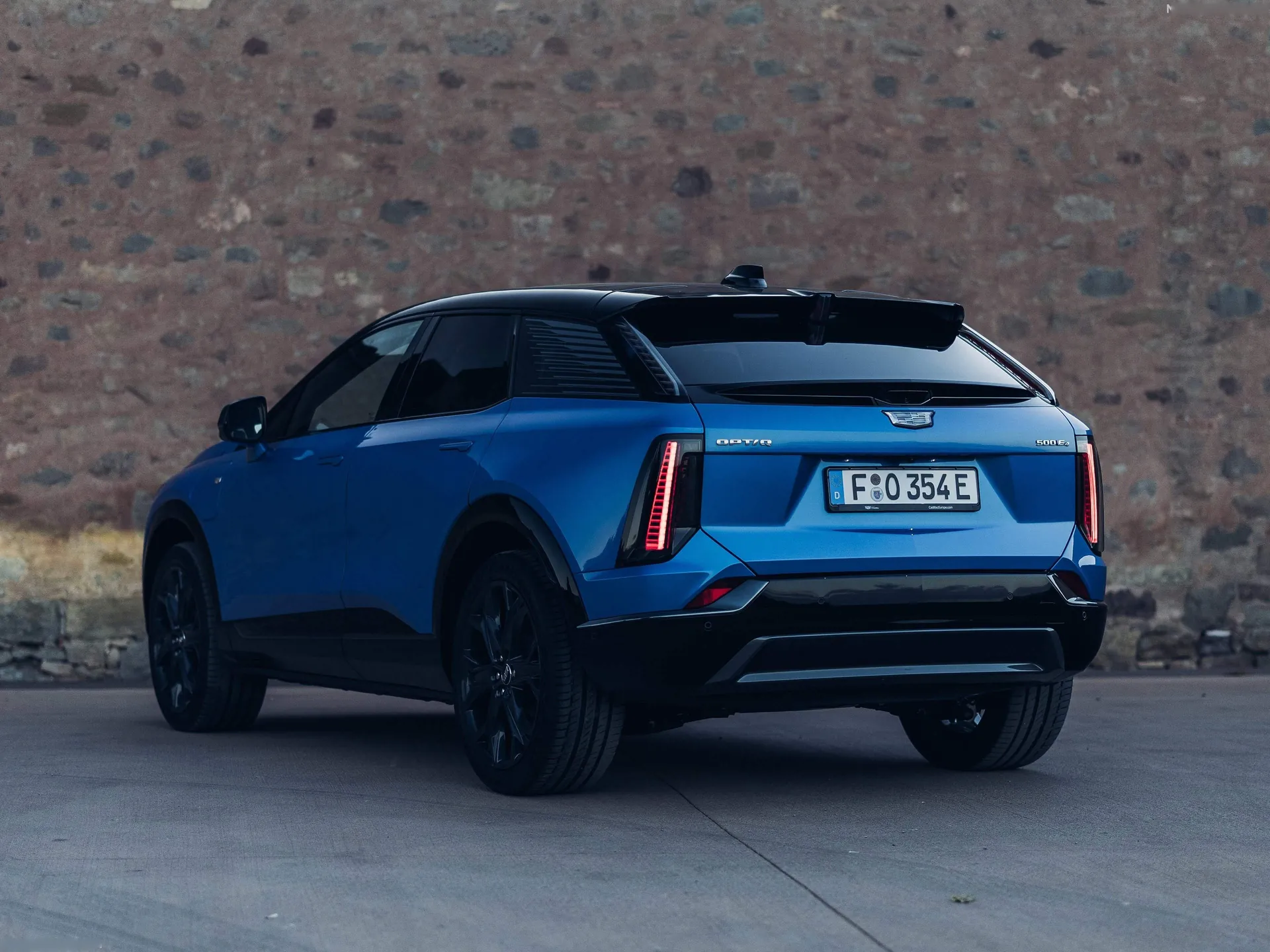 Cadillac Optiq (2025) – zadní tříčtvrteční pohled
