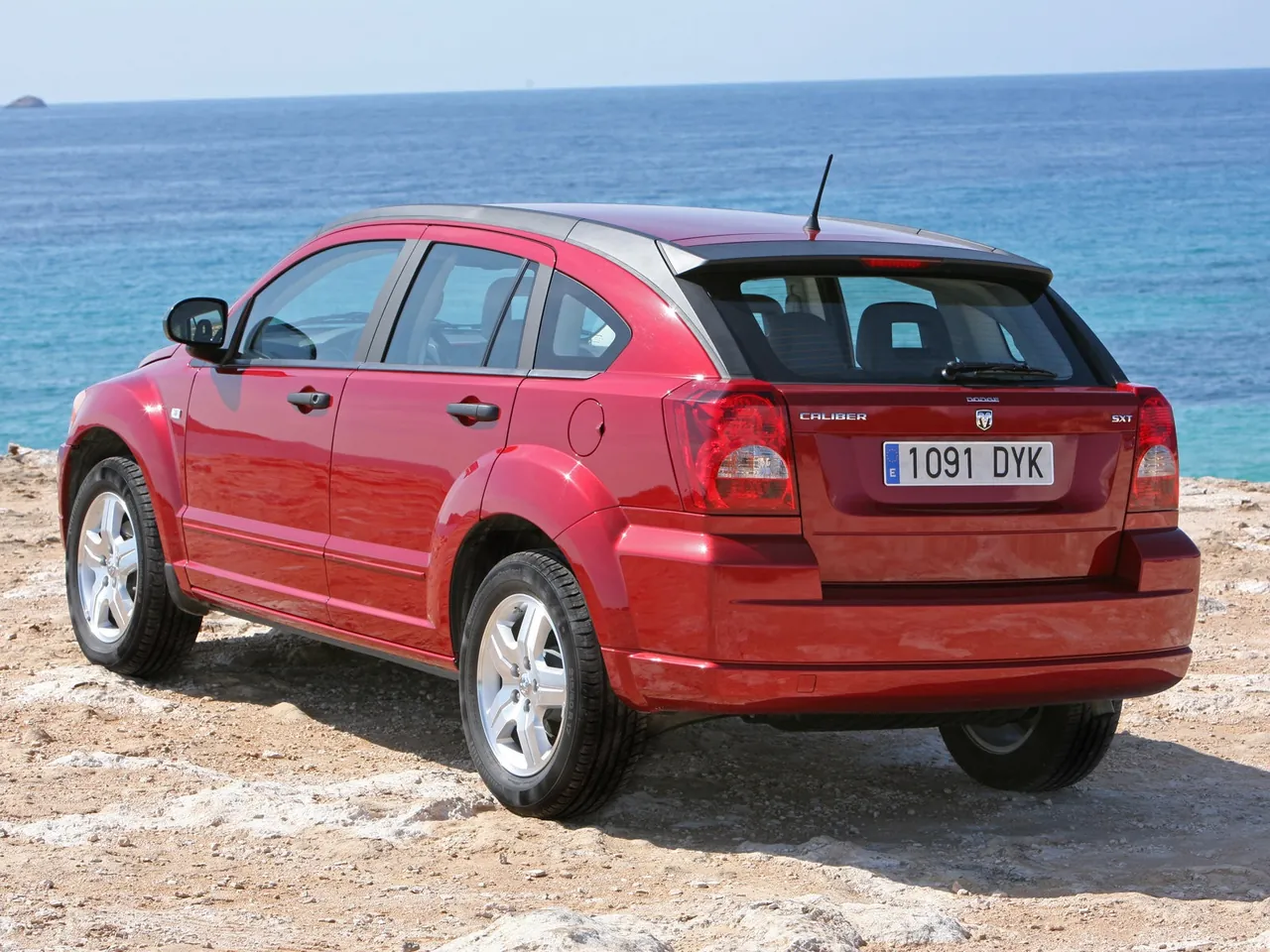 Dodge Caliber (2007) – zadní tříčtvrteční pohled
