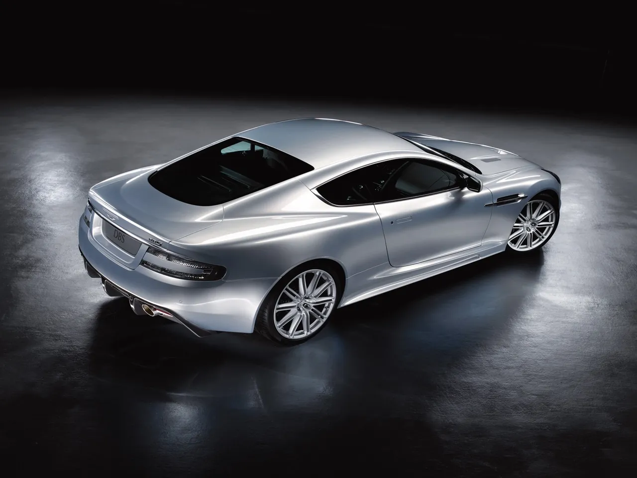 Aston Martin DBS (2008) – zadní tříčtvrteční pohled