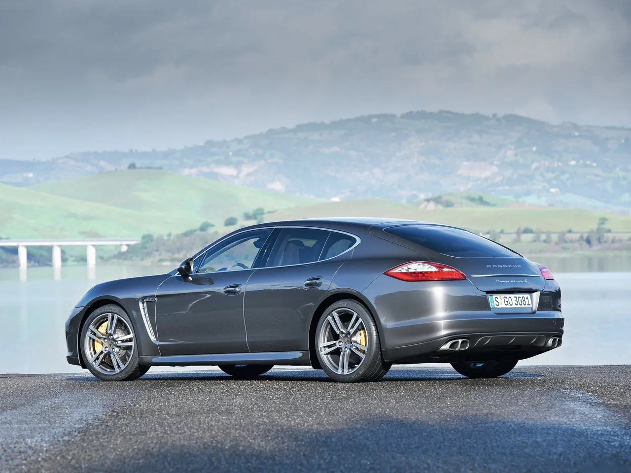 Porsche Panamera Turbo S (2012) – zadní tříčtvrteční pohled