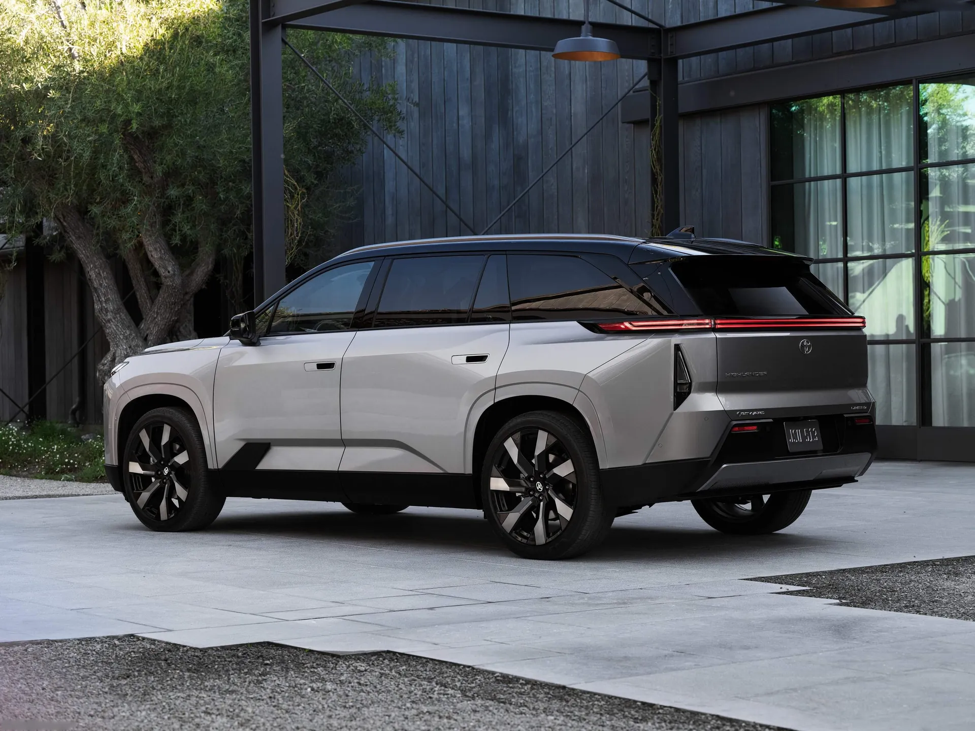 Toyota Highlander (2027) – zadní tříčtvrteční pohled