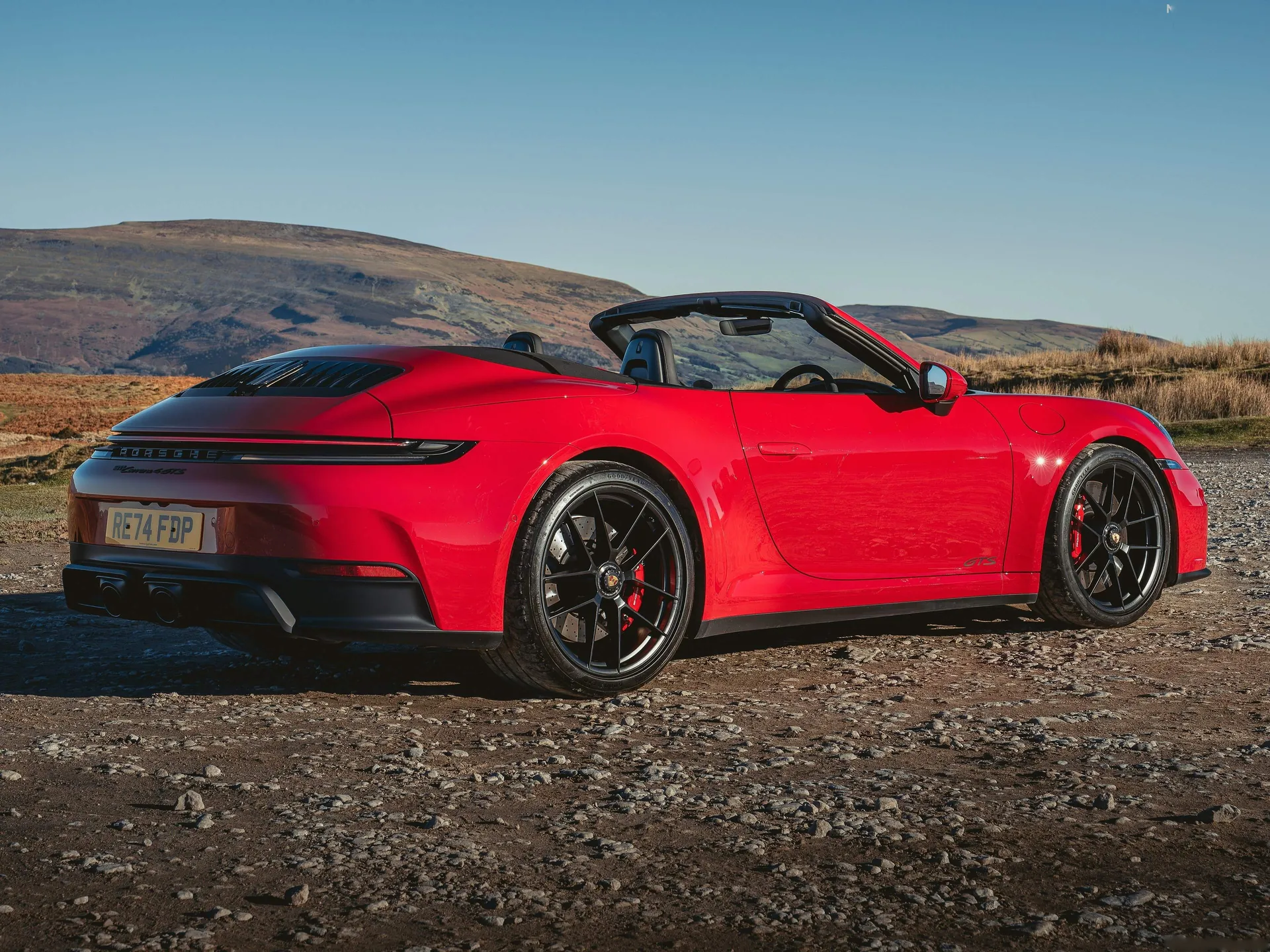 Porsche 911 Carrera 4 GTS Cabriolet [UK] (2025) – zadní tříčtvrteční pohled
