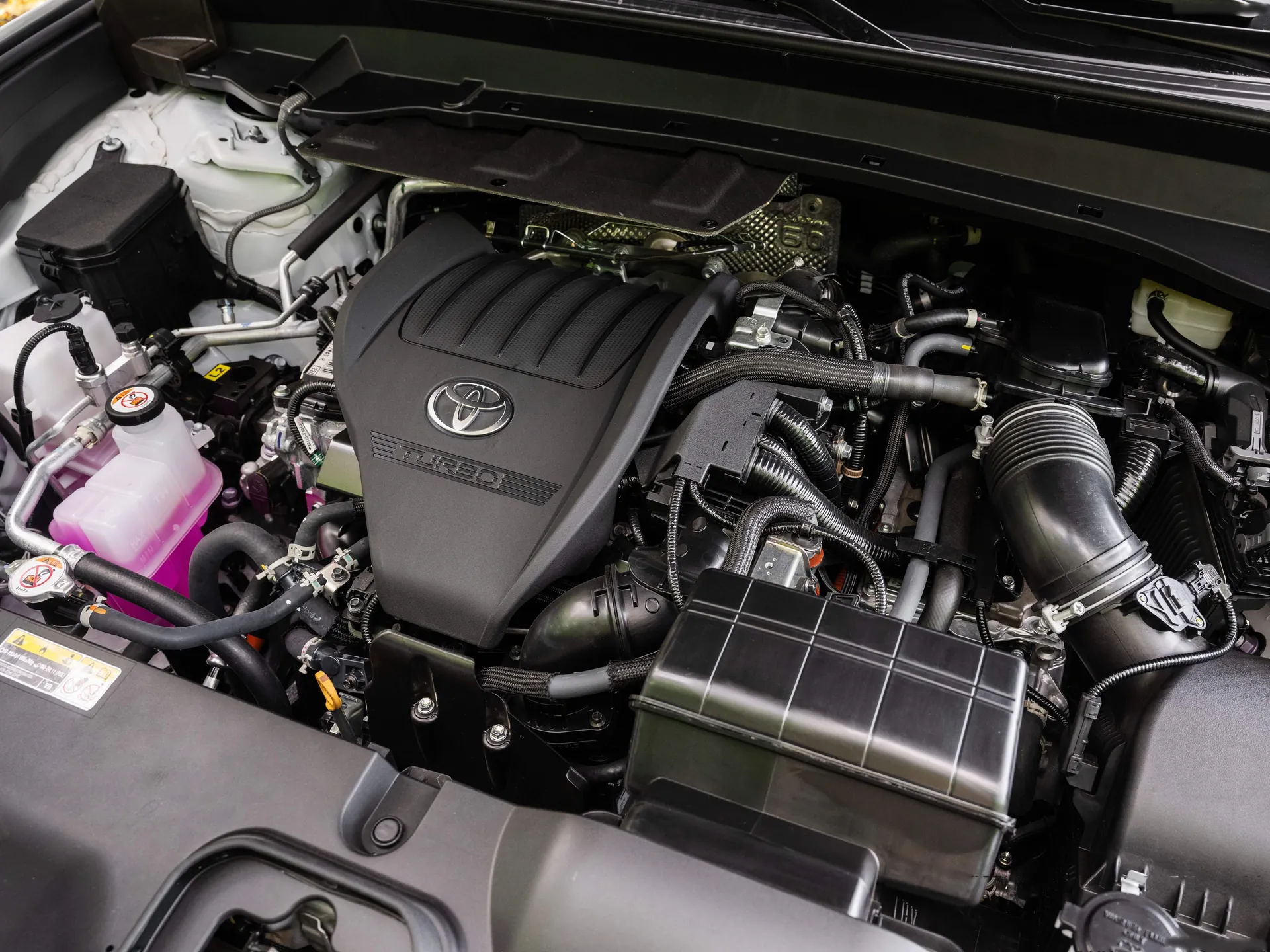Toyota Grand Highlander (2024) – motorový prostor