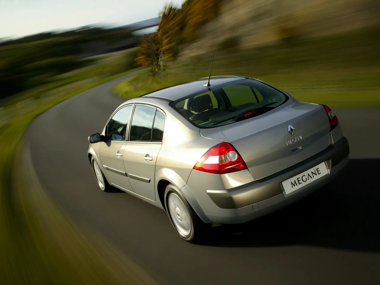 Renault Megane II Saloon (2003) – zadní tříčtvrteční pohled
