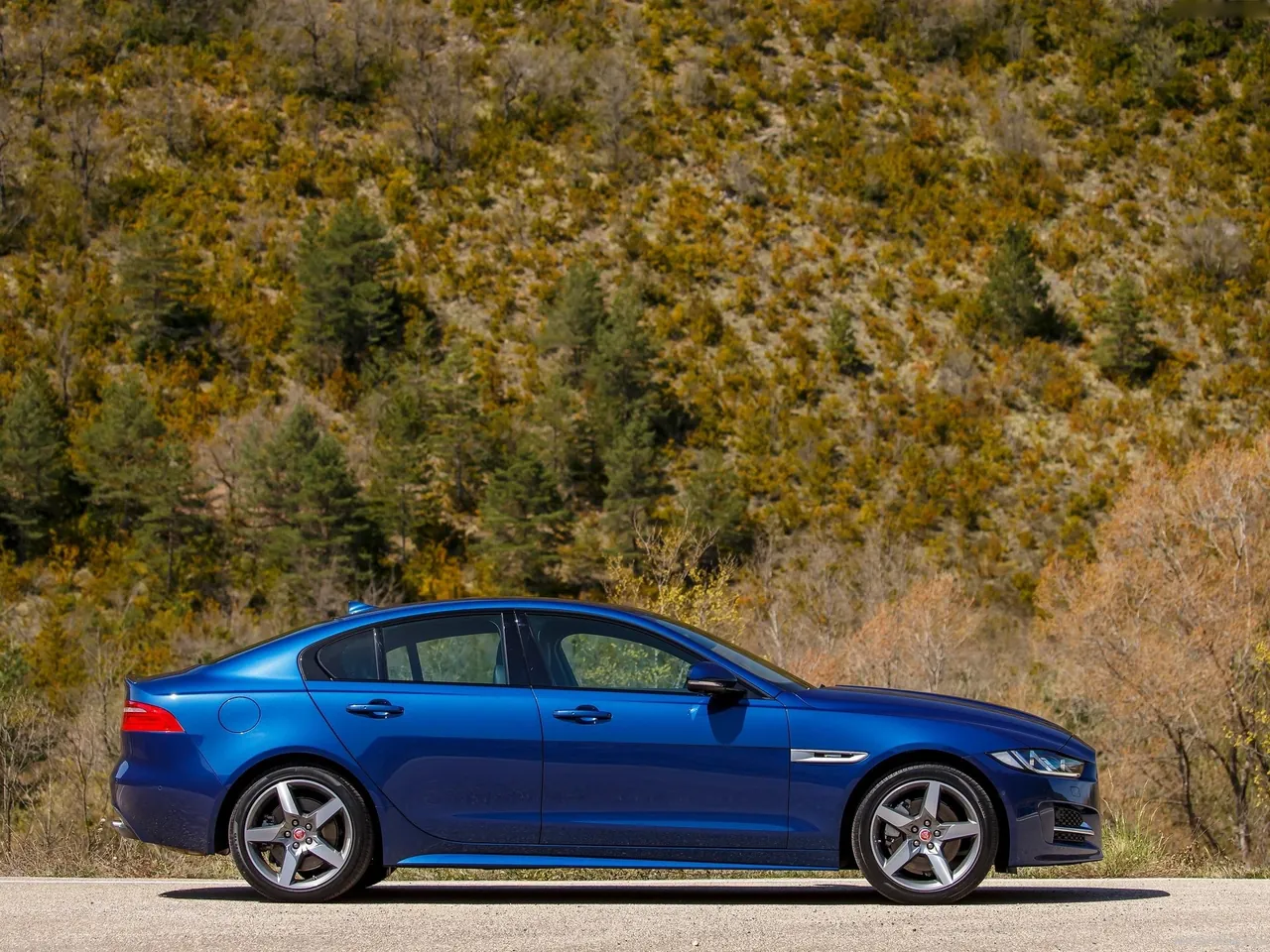 Jaguar XE (2016) – boční profil