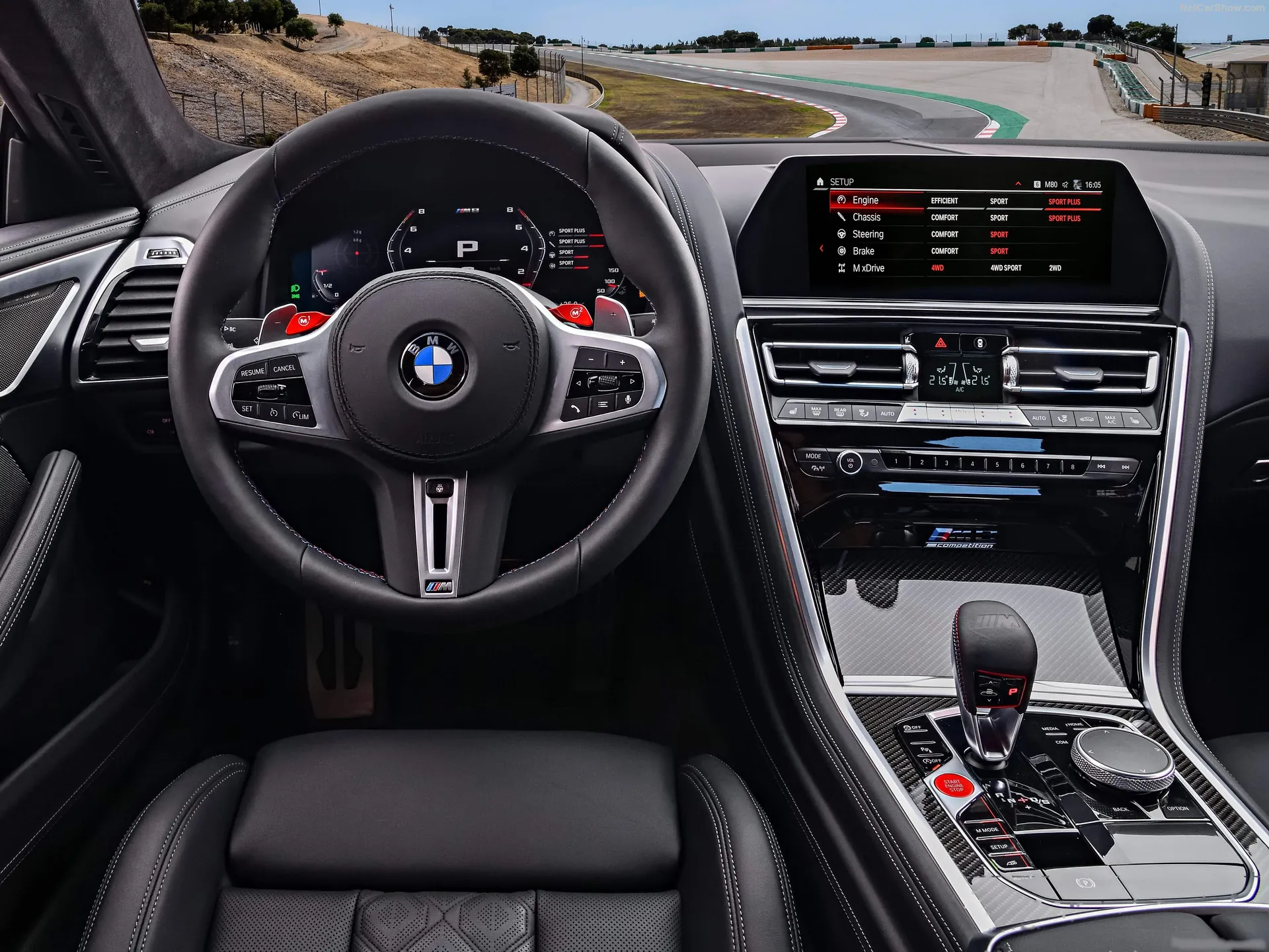 BMW M8 Competition Coupe (2020) – interiér