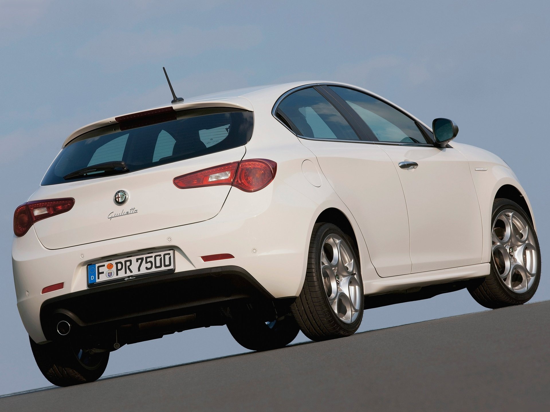 Alfa Romeo Giulietta (2011) – zadní tříčtvrteční pohled