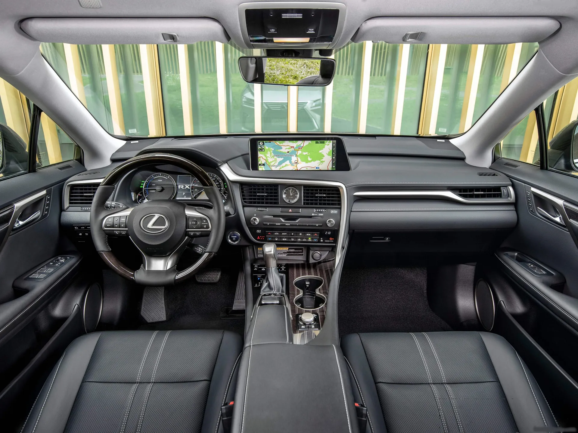 Lexus RX L (2018) – interiér