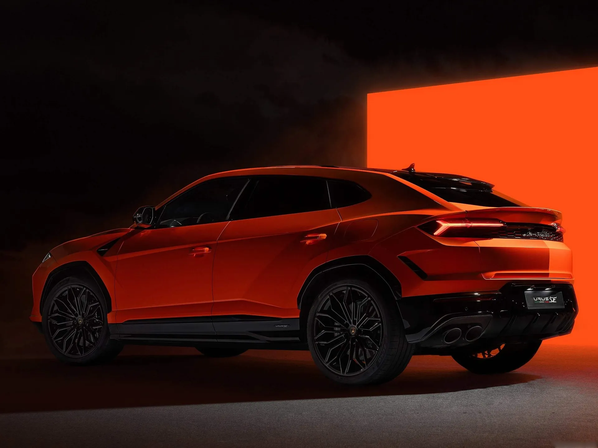 Lamborghini Urus SE (2025) – zadní tříčtvrteční pohled