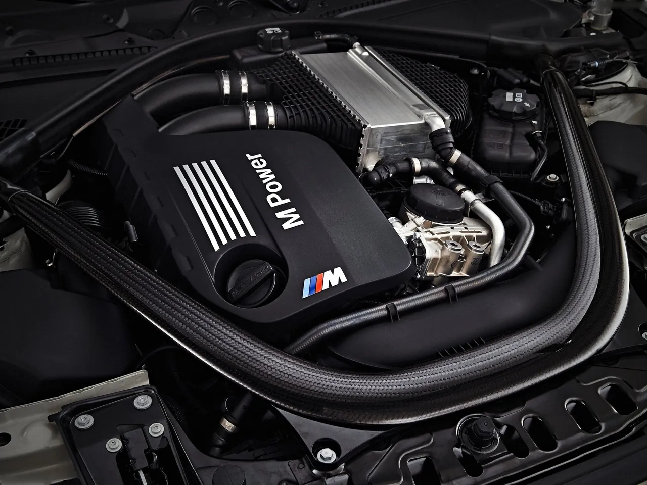 BMW M4 Convertible (2015) – motorový prostor