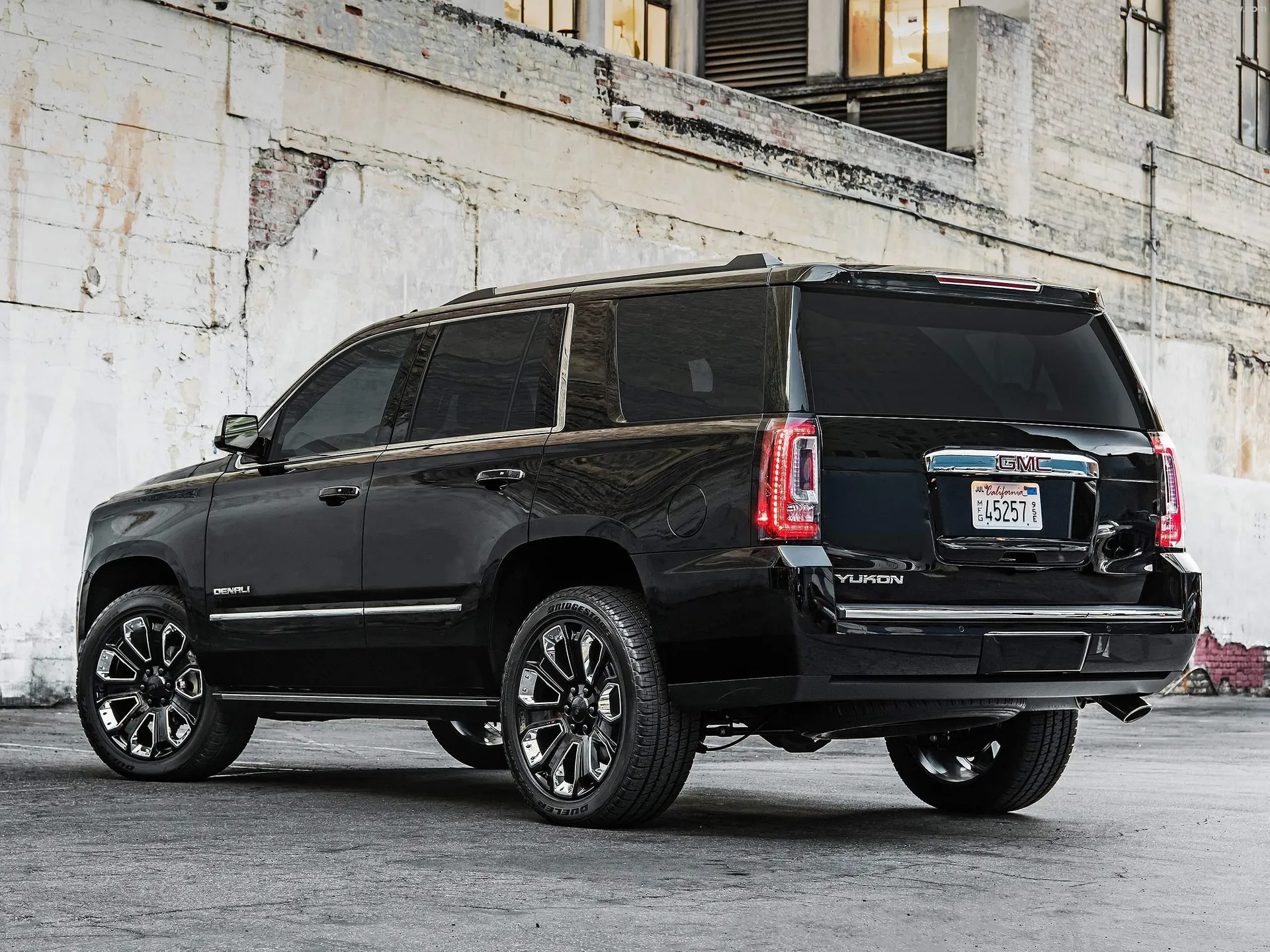 GMC Yukon Denali (2018) – zadní tříčtvrteční pohled