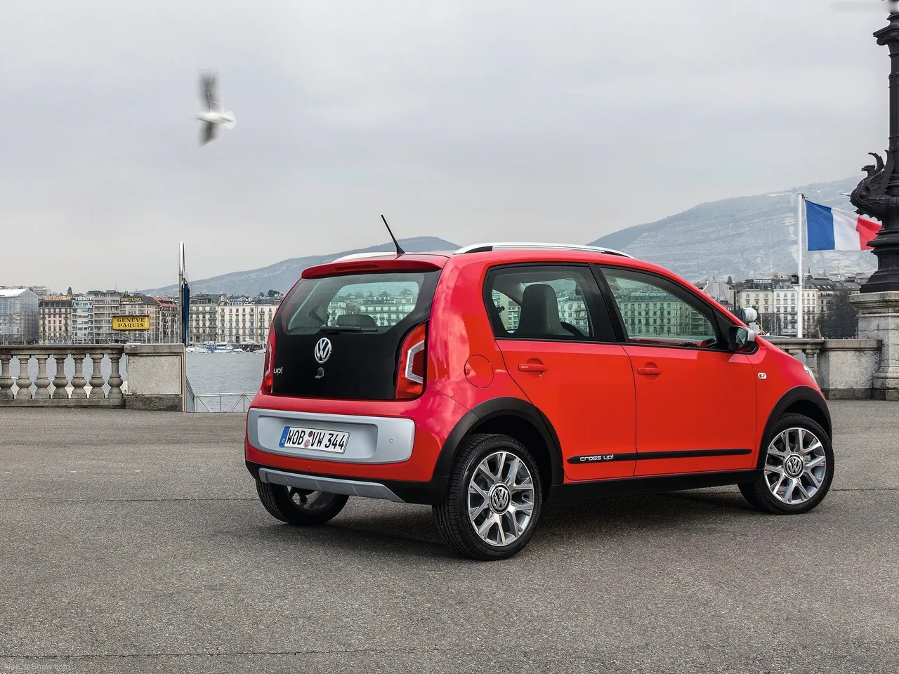 Volkswagen Cross Up (2014) – zadní tříčtvrteční pohled