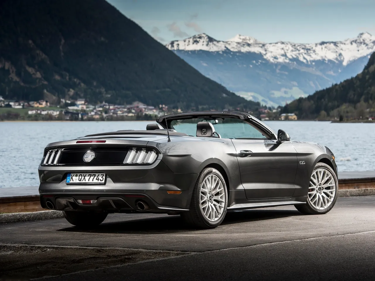 Ford Mustang Convertible [EU] (2015) – zadní tříčtvrteční pohled