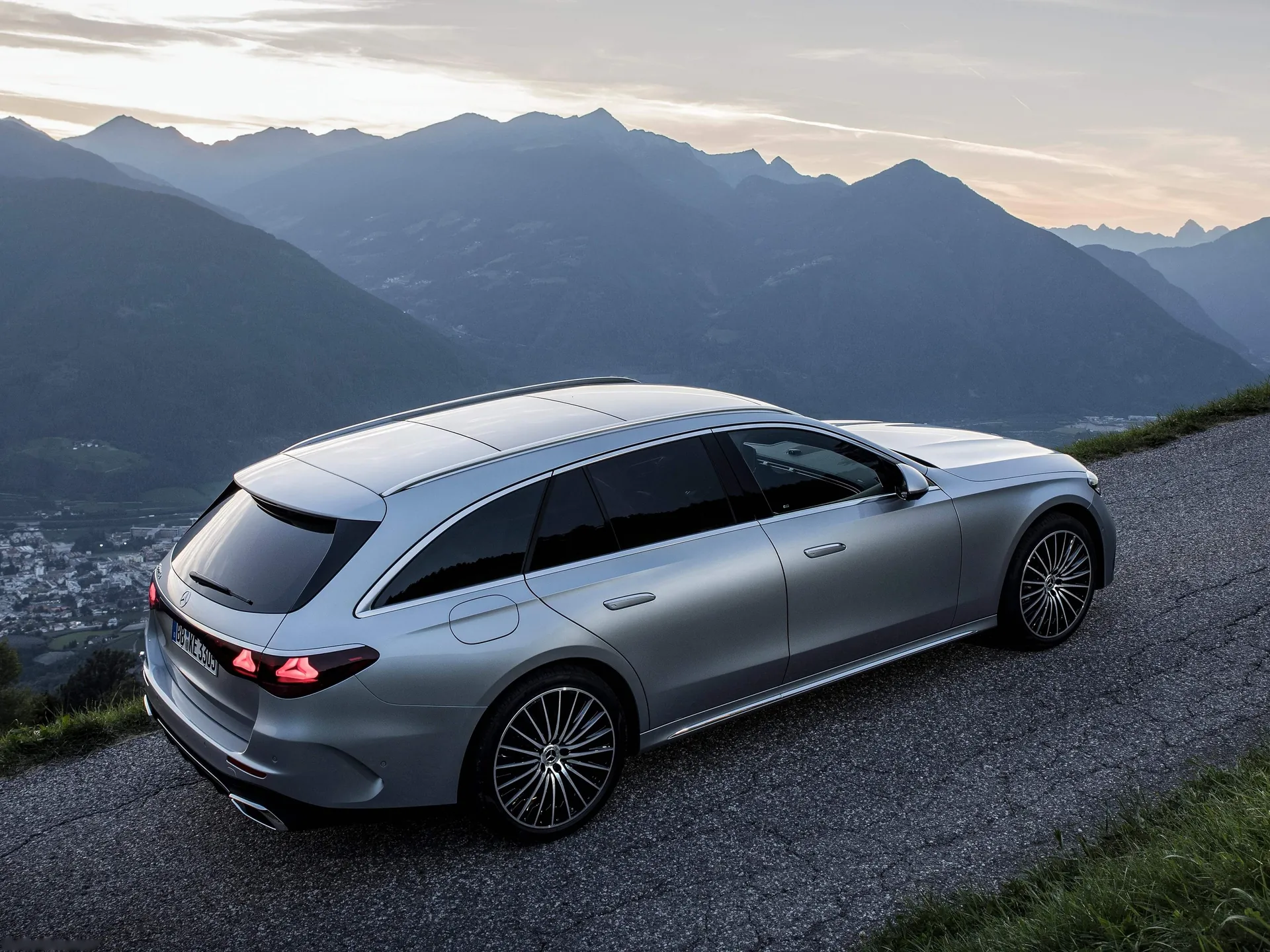 Mercedes-Benz E-Class Estate (2024) – zadní tříčtvrteční pohled